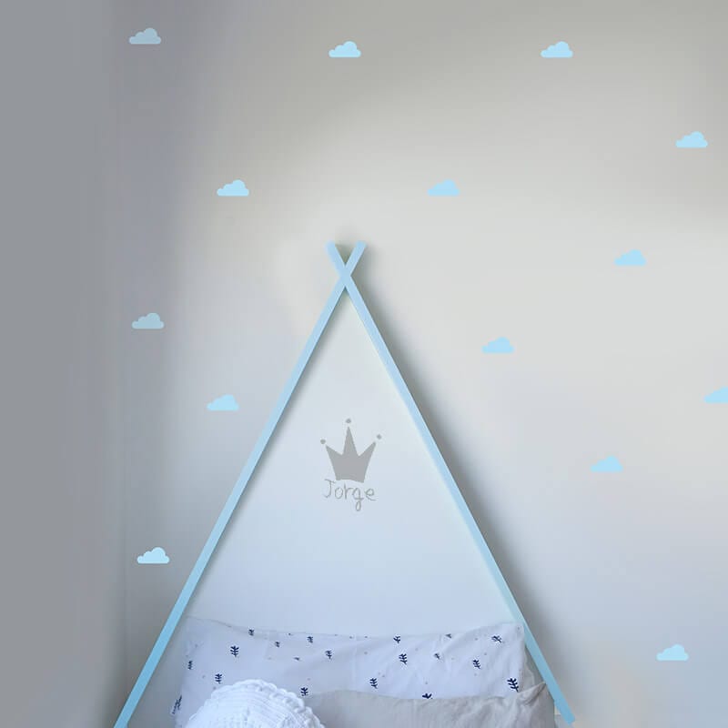 Vinilo infantil personalizado Corona gris claro sobre cama en dormitorio infantil, perfecto para una decoración tierna y femenina - Nicolasito.es #color_Gris claro