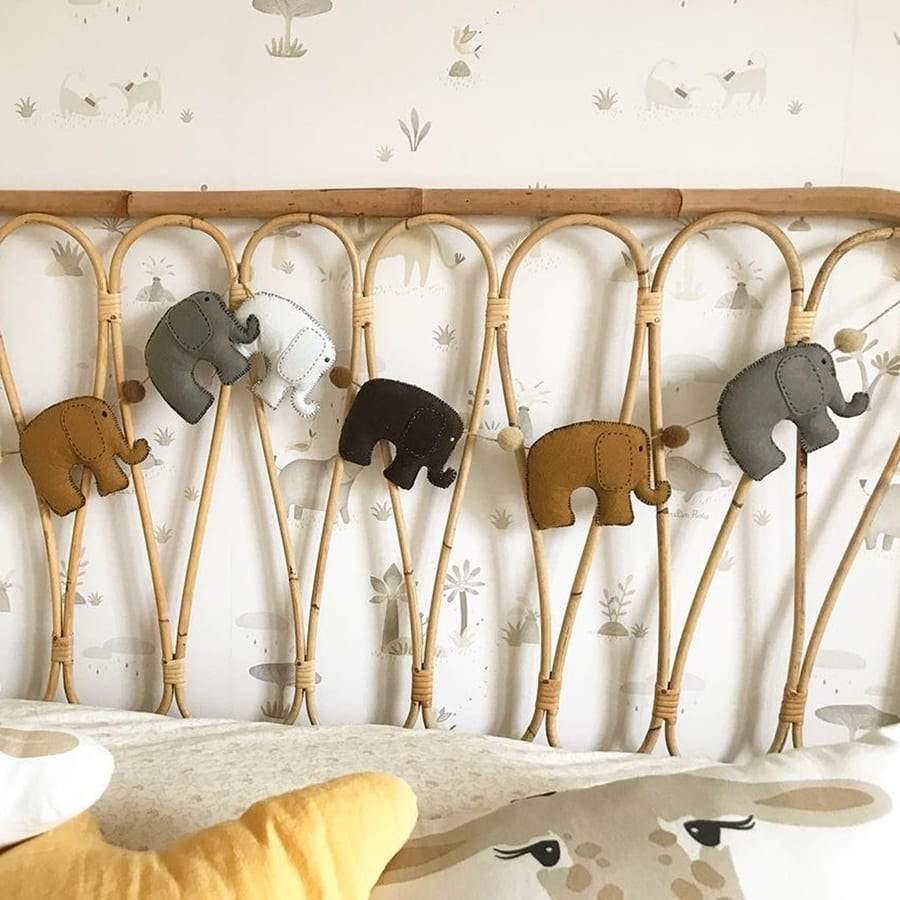 Cabecero de caña rectangular en dormitorio infantil de estilo rústico, combinado con textiles naturales y muebles de madera - Nicolasito.es