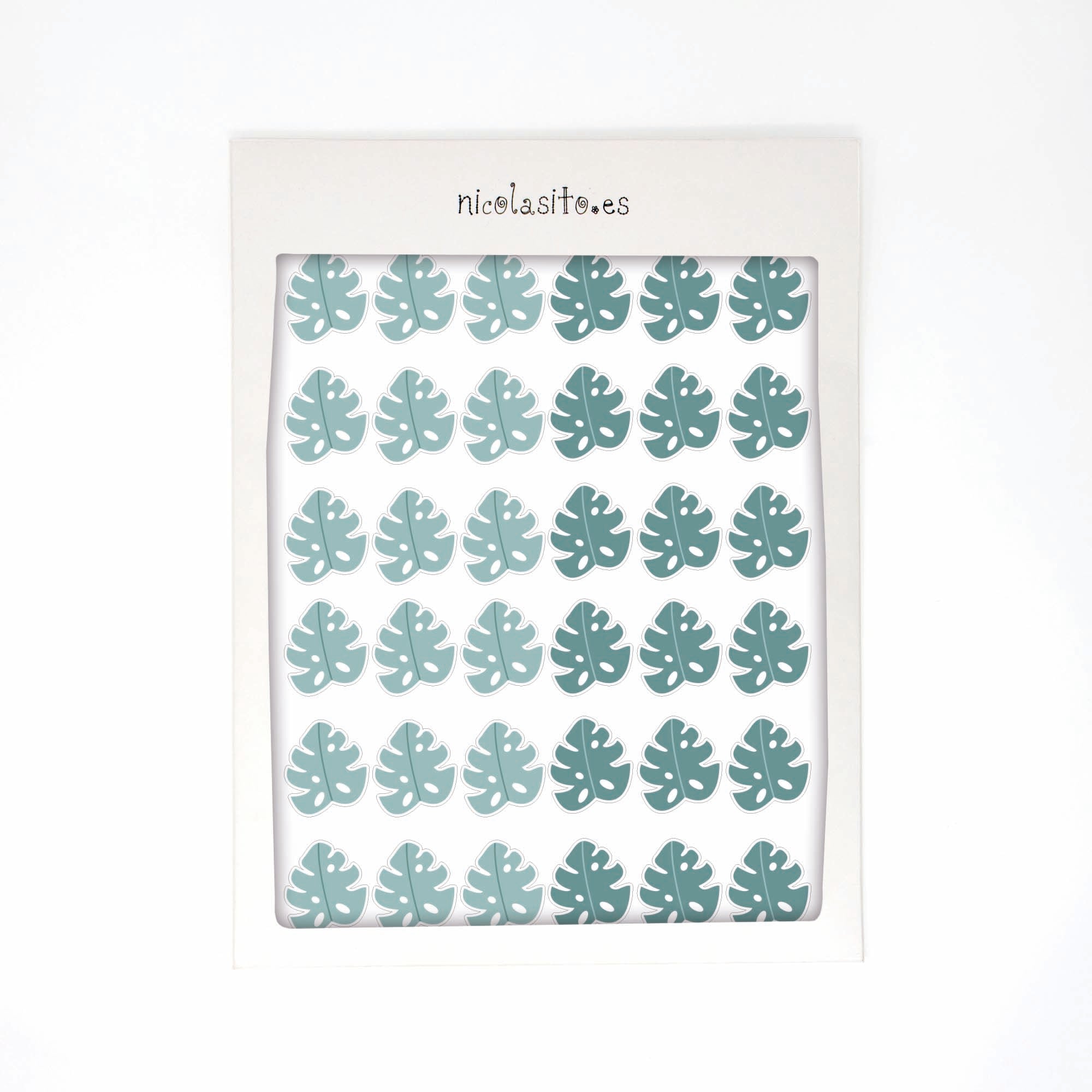 Primer plano de las pegatinas de hoja monstera antideslizante en su packaging de envío, destacando el diseño verde y la textura antideslizante _ nicolasito.es
