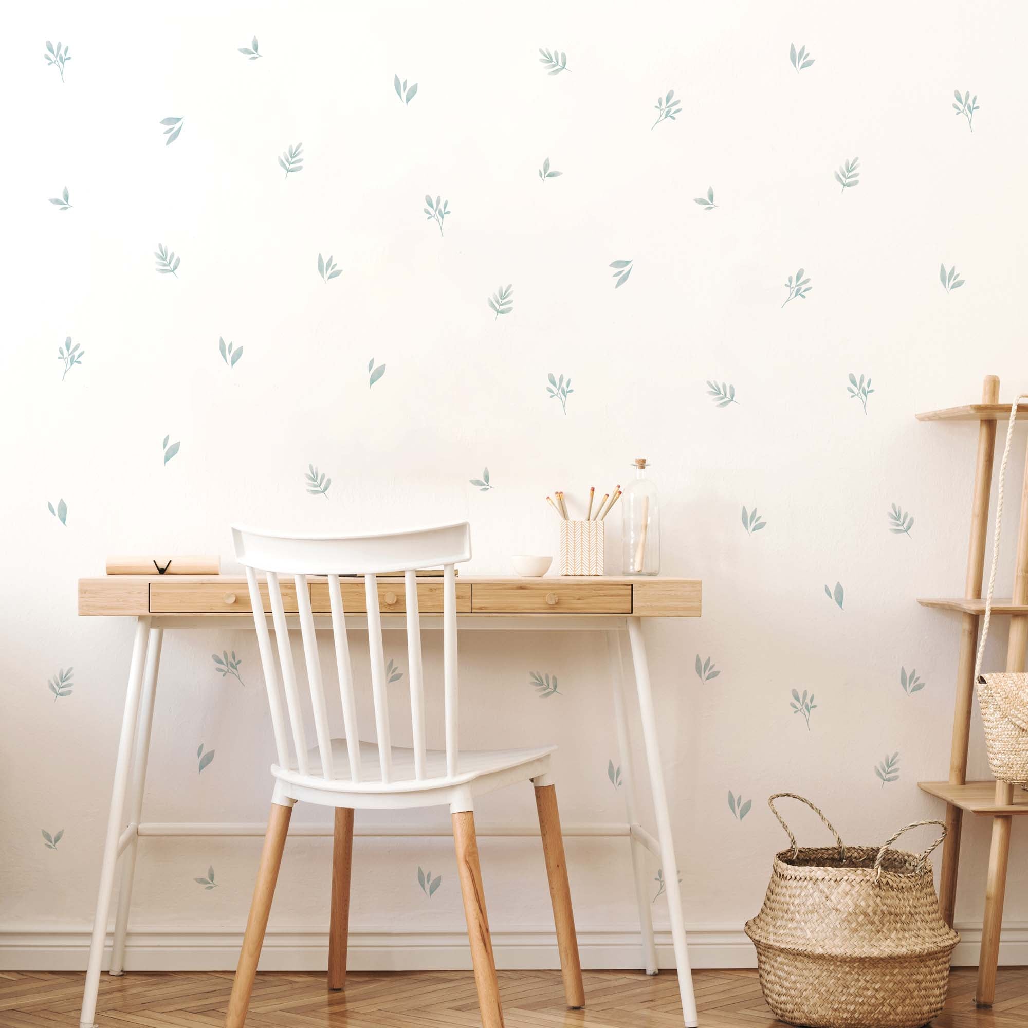 Pegatinas de hojas en acuarela aplicadas sobre una pared del hogar complementando la decoración con un toque botánico. Vinilos plantas mini color verde nicolasito.es #color_plantas-acuarela-verde