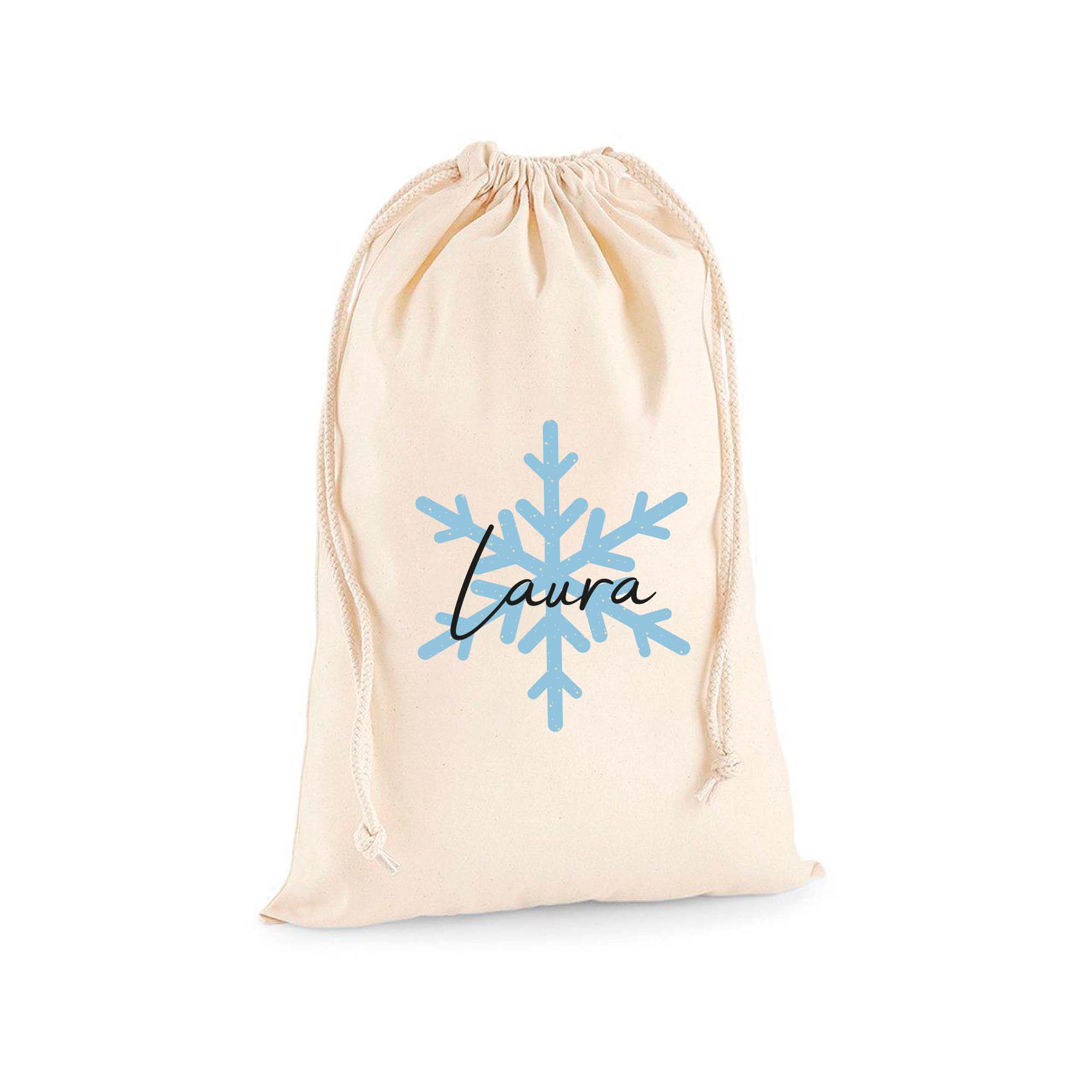 Detalle del saco de Navidad personalizado con copo de nieve azul y nombre impreso, diseño navideño elegante con estampado de estrellitas brillantes - Nicolasito.es #color_Azul cielo