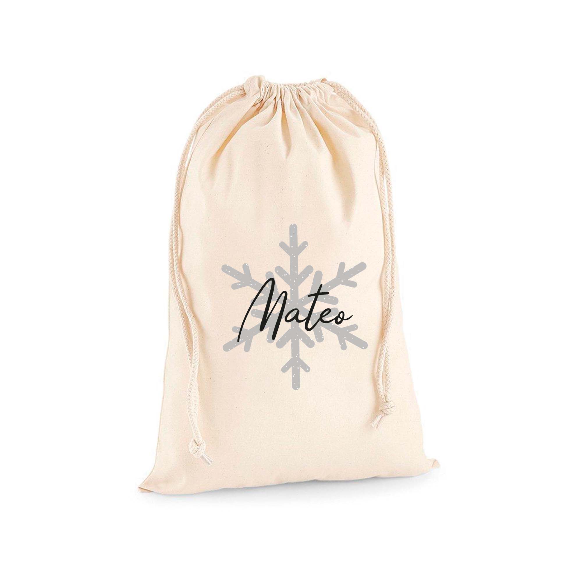 Detalle del saco personalizado copo de nieve en color gris con nombre impreso, ideal para decorar y guardar regalos de Navidad - Nicolasito.es #color_Gris claro