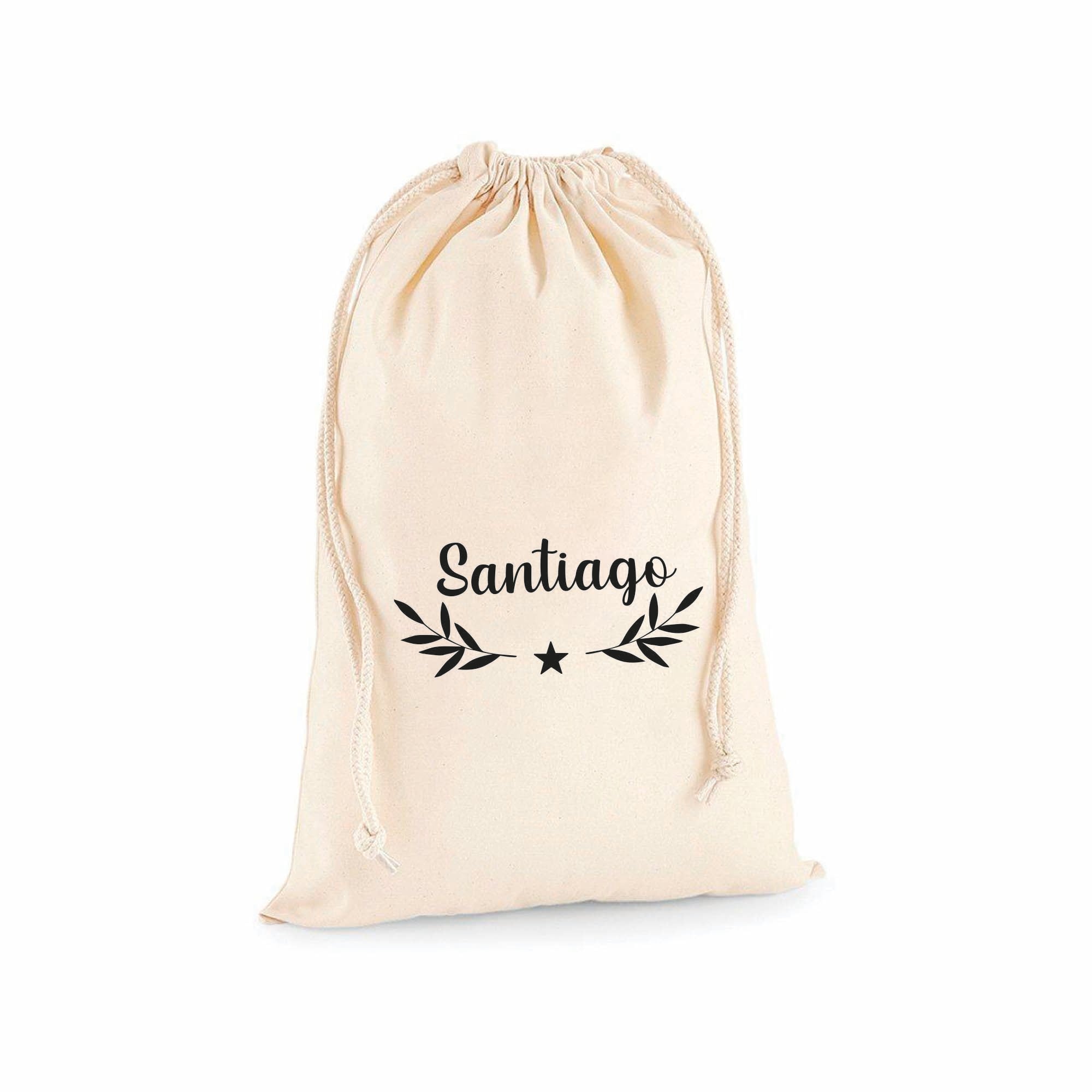Detalle del saco personalizado con diseño de eucalipto y nombre impreso, estilo natural y elegante para guardar regalos o decorar el hogar - Nicolasito.es