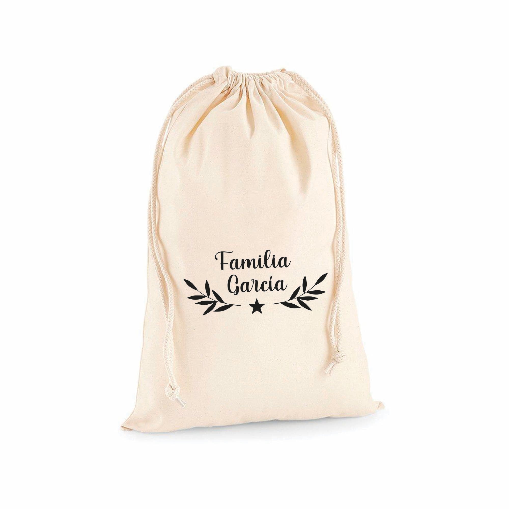 Detalle del nombre personalizado sobre diseño de eucalipto en saco de algodón, regalo artesanal y sostenible para Navidad - Nicolasito.es