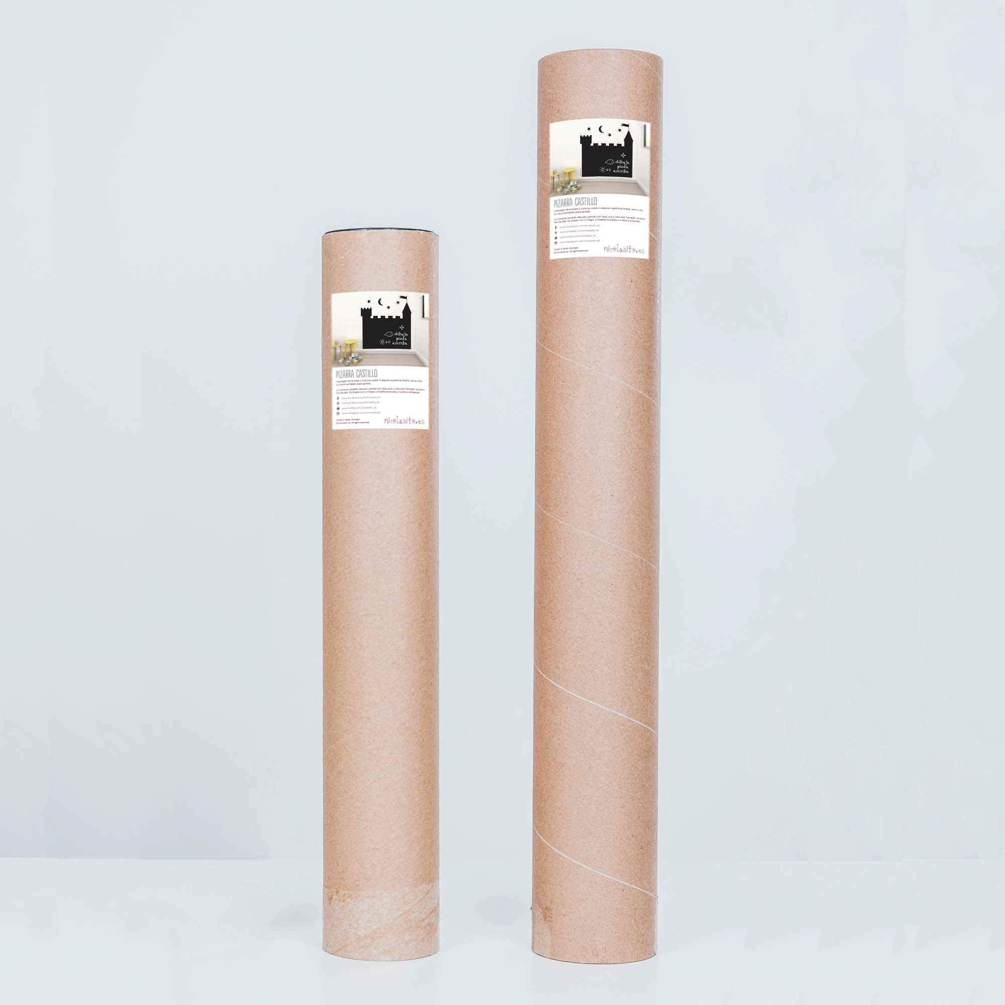 Packaging de la Pizarra Castillo de Nicolasito, presentación cuidada y lista para regalo, con pizarra adhesiva enrollada y protegida - Nicolasito.es