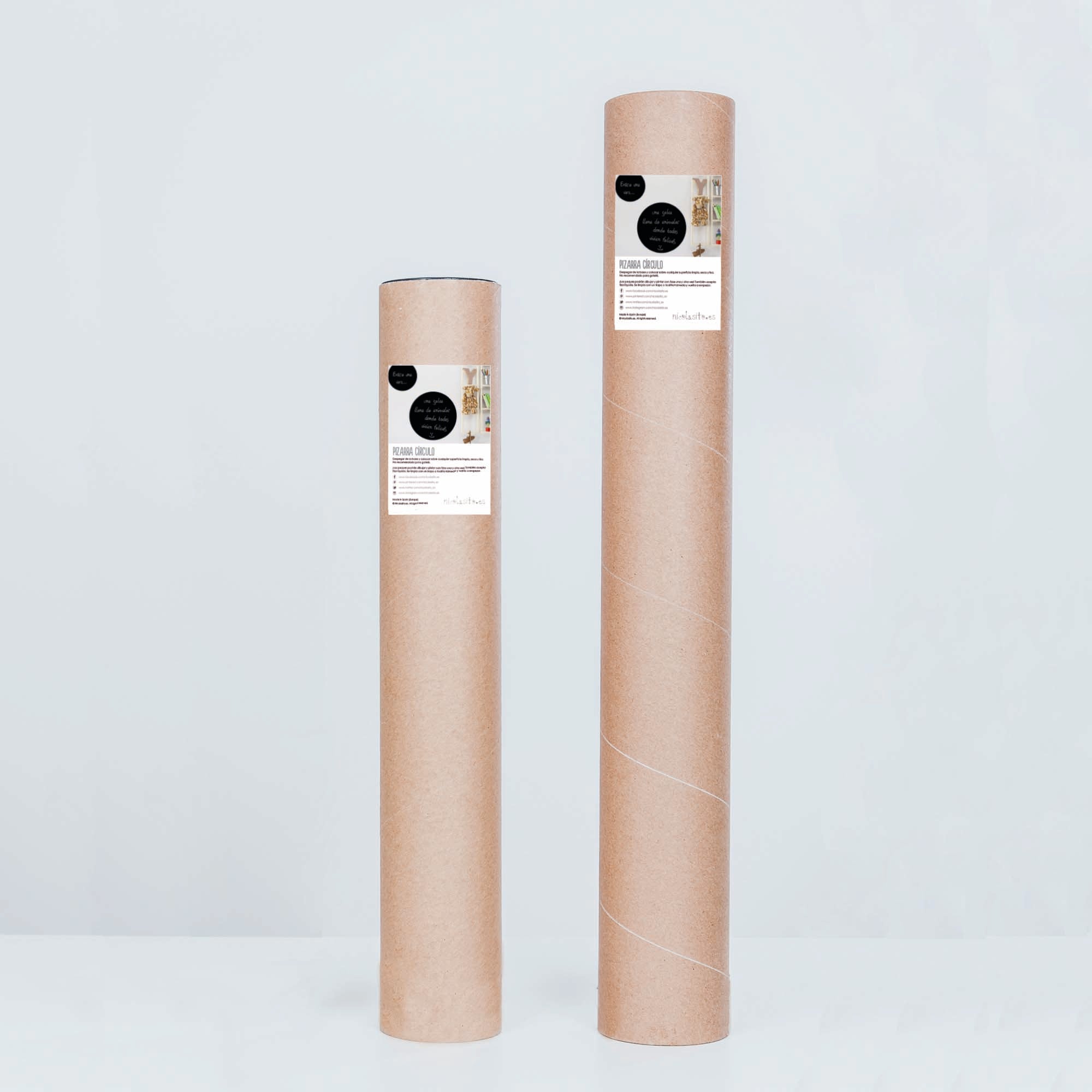 Packaging de la Pizarra Círculo de Nicolasito, presentación cuidada y lista para regalo, con vinilo adhesivo enrollado y protegido para su envío - Nicolasito.es