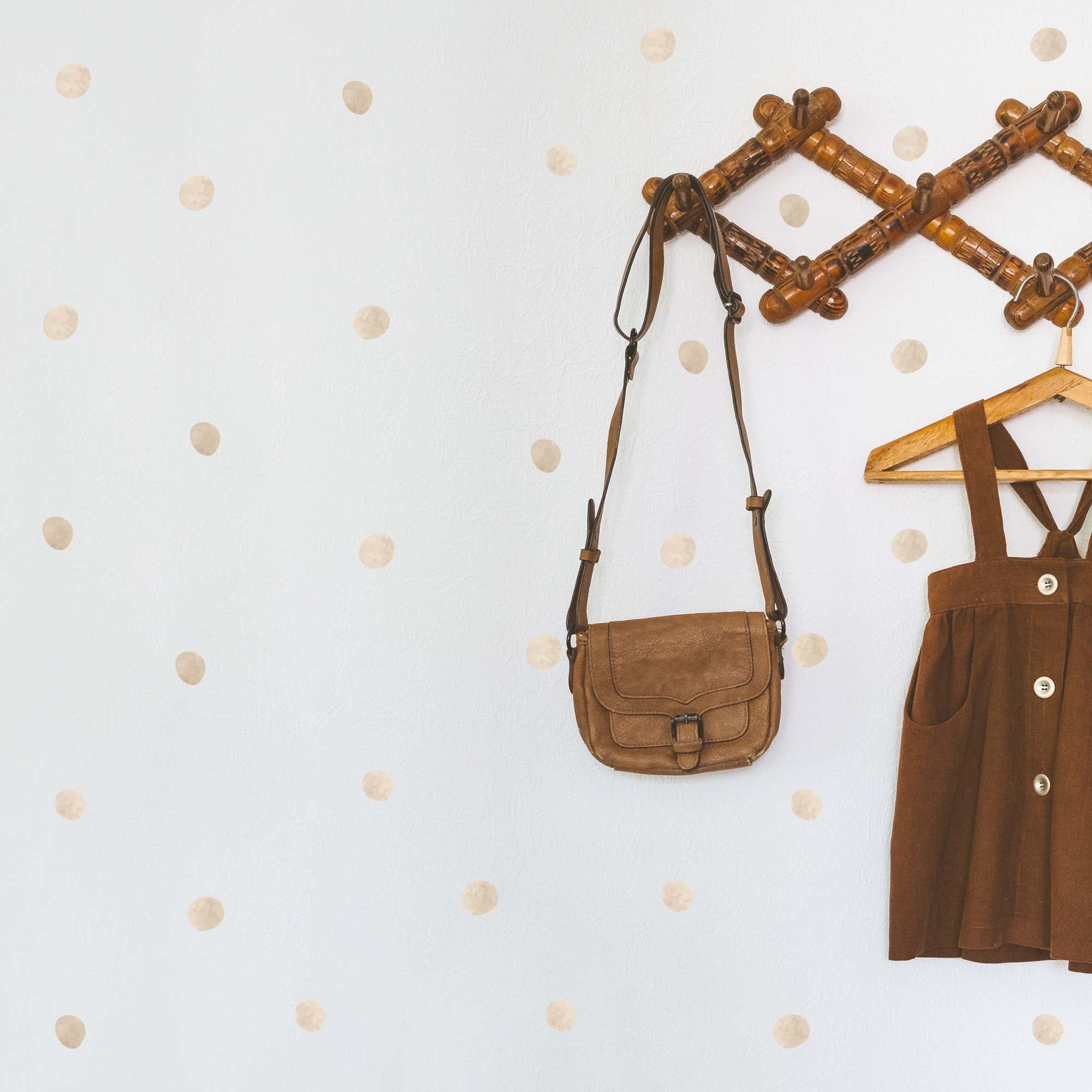 Vinilo topos color beige. Vinilos decorativos de acuarela en pared blanca de dormitorio. Fácil de poner y quitar. Nicolasito.es
beige #color_topitos-beige