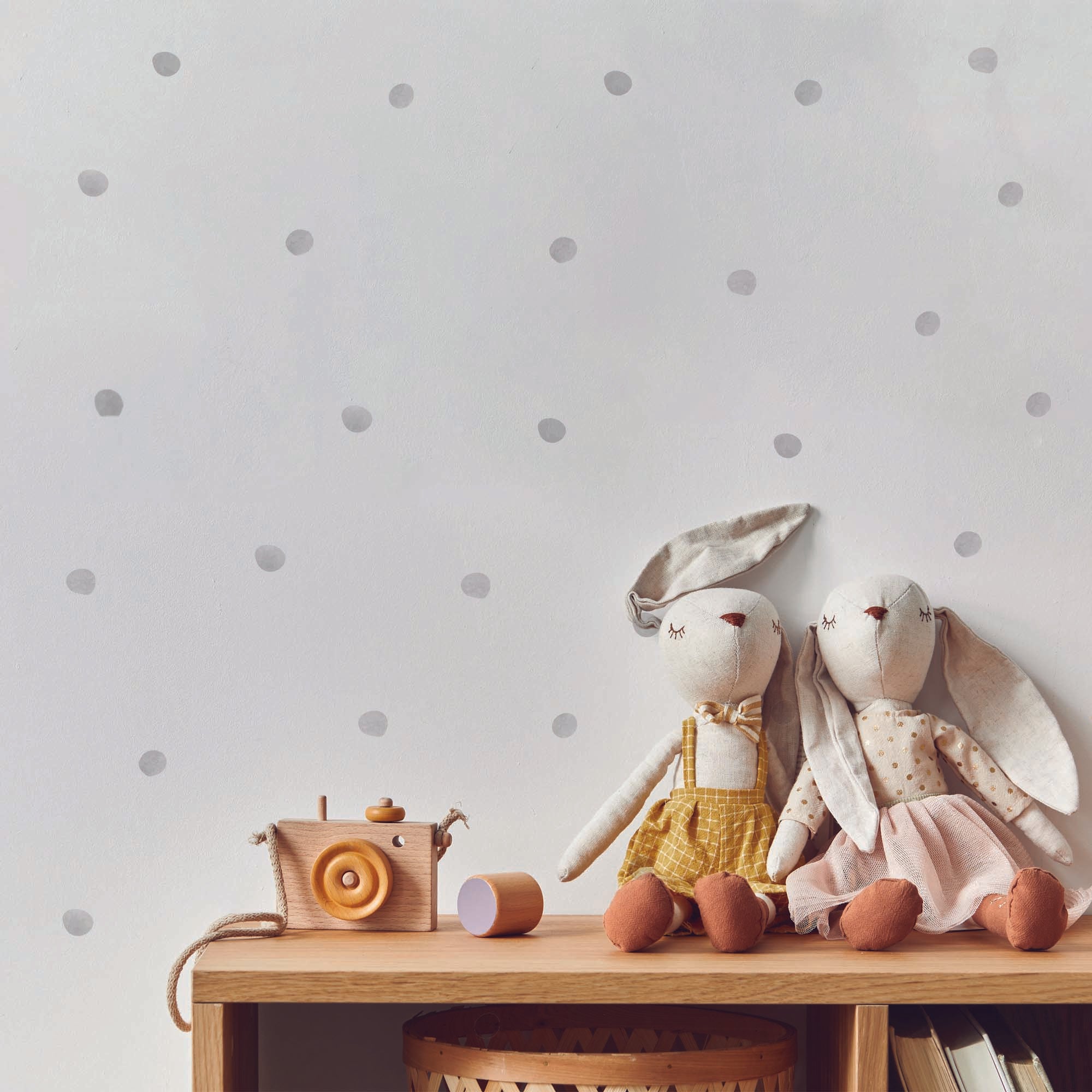 Vinilo de lunares en acuarela usado en decoración de cuarto de bebé.
Nicolasito.es
#color_topitos-gris