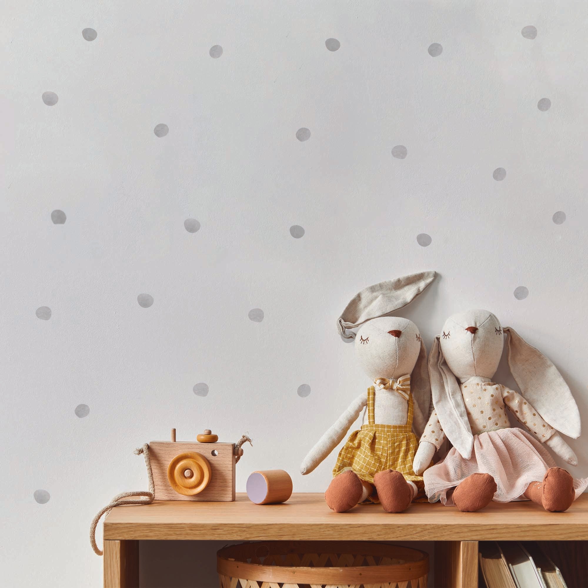 Vinilo de lunares en acuarela usado en decoración de cuarto de bebé.
Nicolasito.es
#color_topitos-gris
