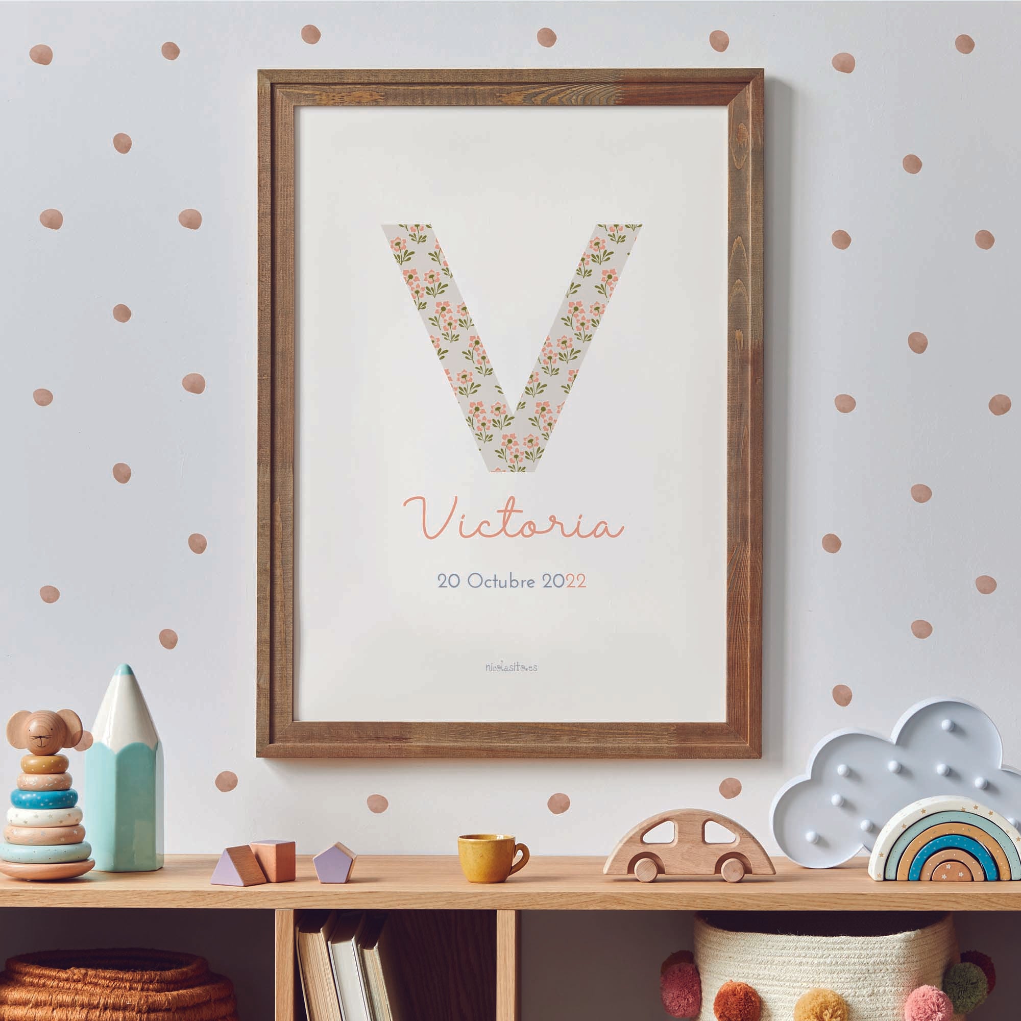 Vinilos removibles estilo acuarela sobre pared de dormitorio infantil con lámina personalizada con el nombre de la niña. Nicolasito.es
#color_topitos-marron