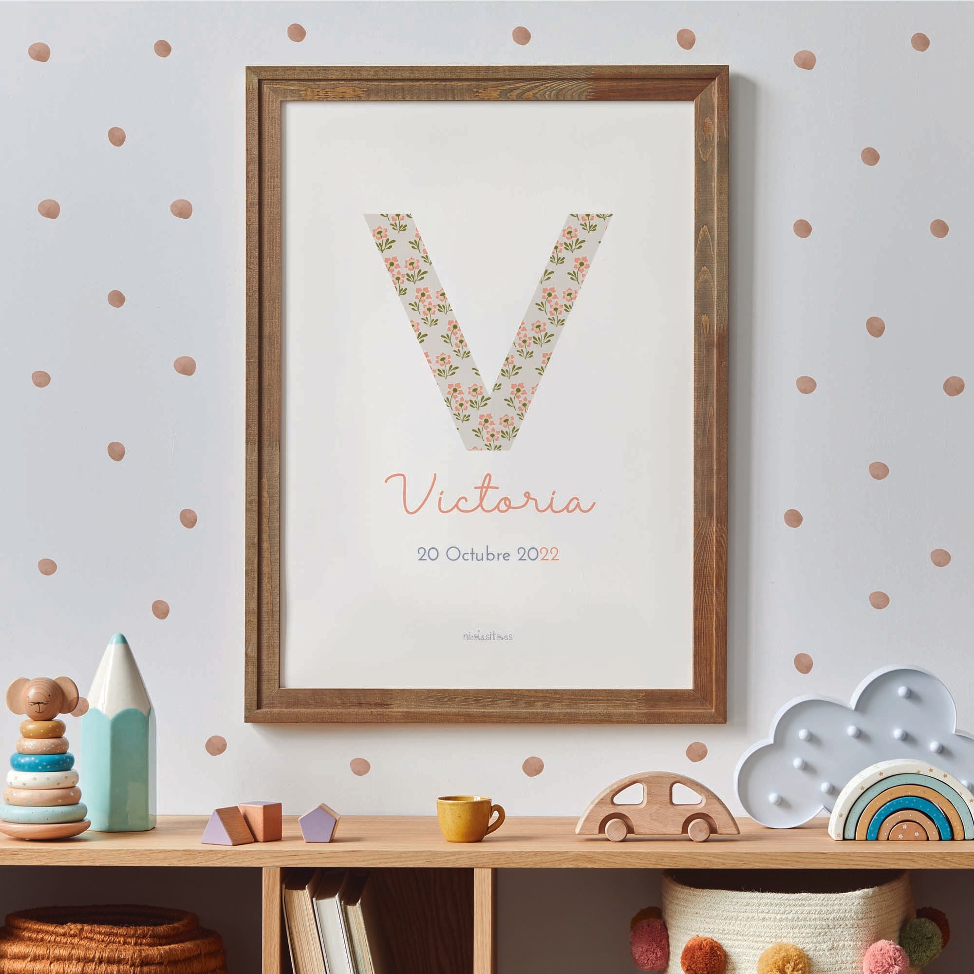 Vinilos removibles estilo acuarela sobre pared de dormitorio infantil con lámina personalizada con el nombre de la niña. Nicolasito.es
#color_topitos-marron