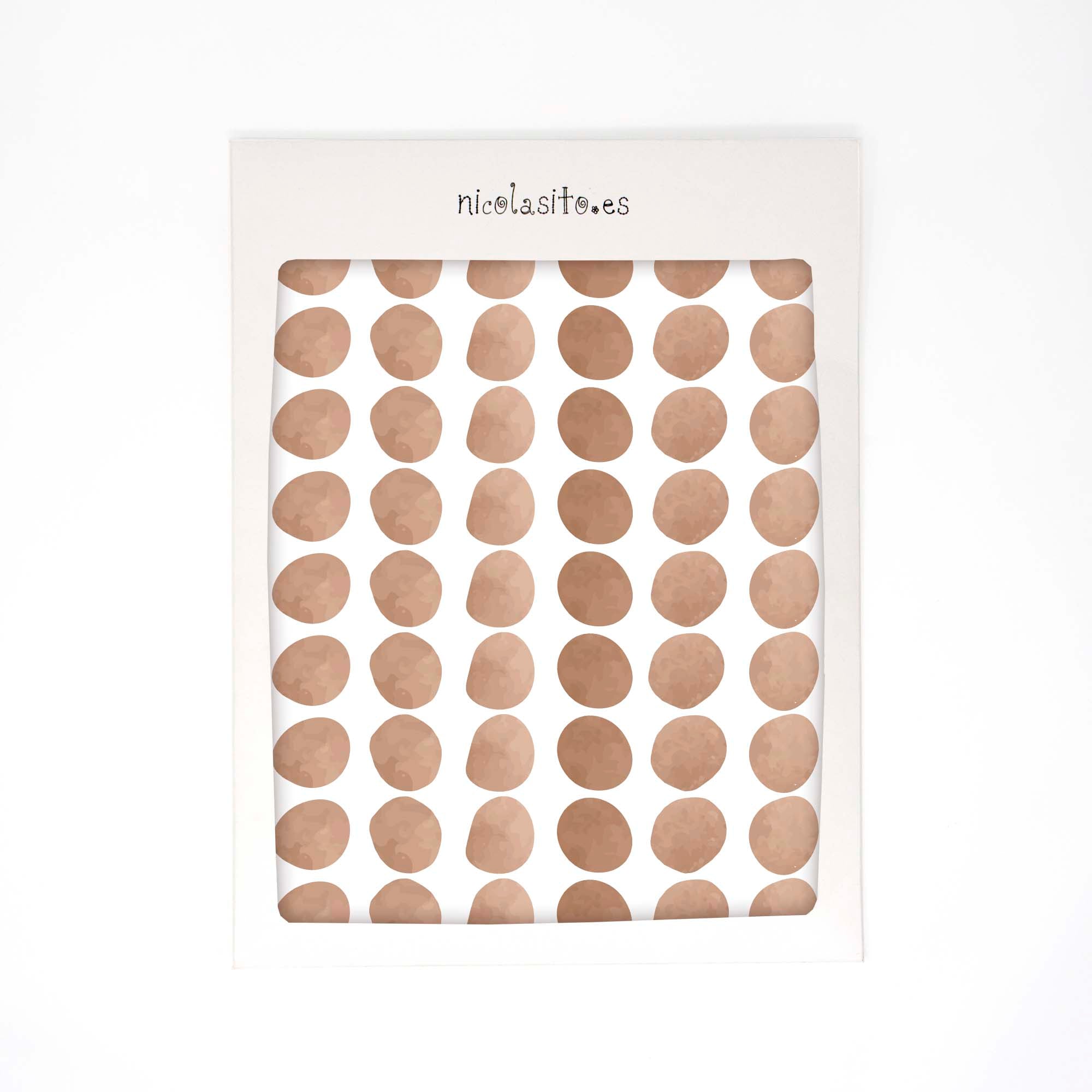 Detalle del paquete de vinilos adhesivos de lunares para pared. Lámina con 63 stickers marrones redondos listos para pegar. Nicolasito.es
#color_topitos-marron