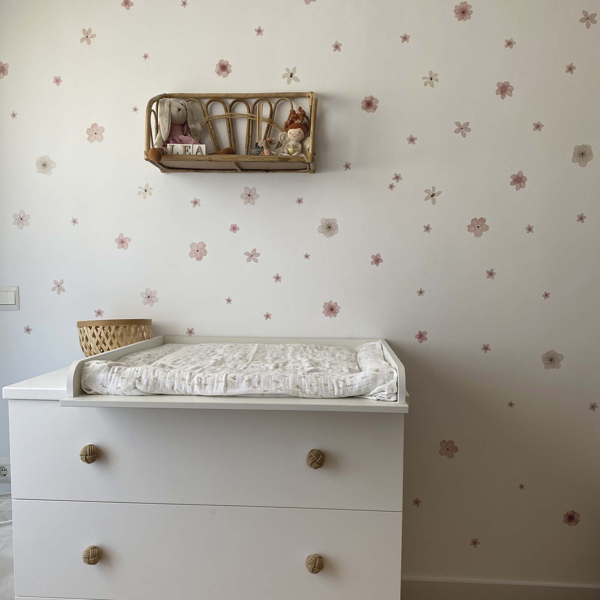 Decoración pared blanca en cuarto de bebé con vinilo flores verano en tonos rosa suaves _ Nicolasito.es
