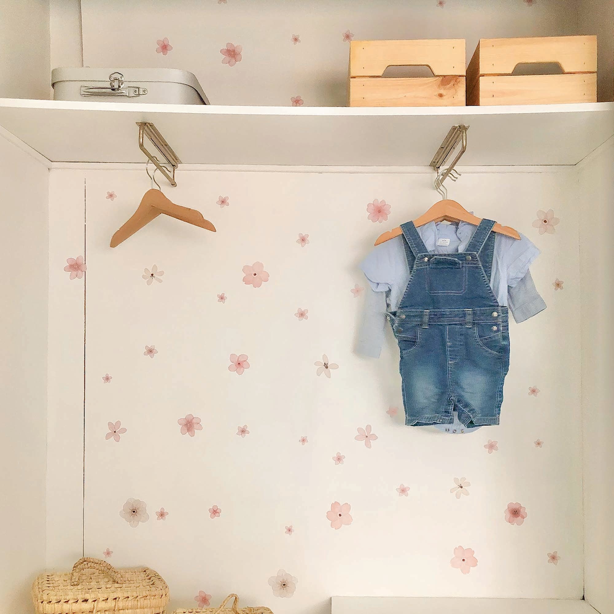 Decoración del interior de armario con Vinilo decorativo flores verano color rosa suave_ Nicolasito.es