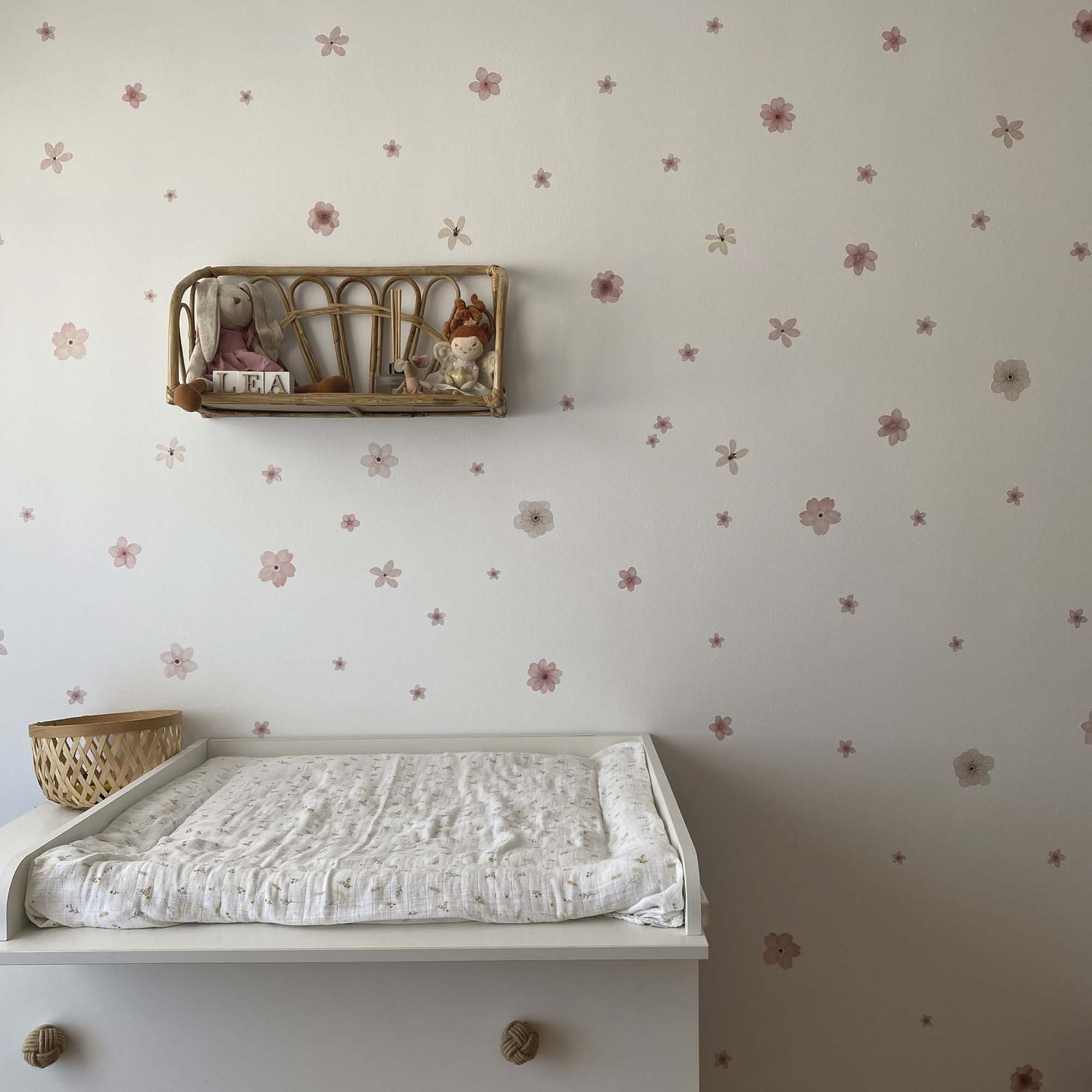cuarto de bebé con vinilo fácil de poner y quitar. Decoración en la pared del cambiador de bebé con vinilo flores verano, fácil de aplicar y sin dejar marcas_ Nicolasito