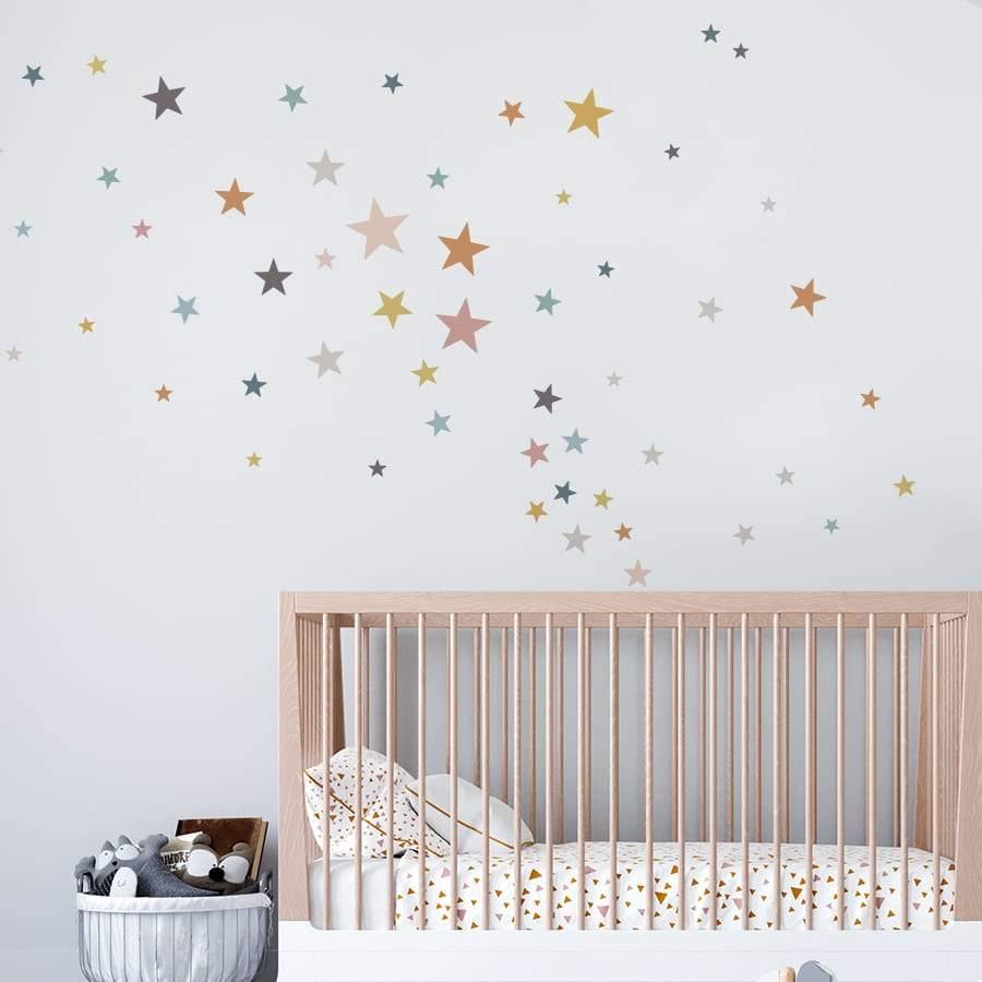 77 estrellas de vinilo adhesivo en colores pastel sobre pared de dormitorio de bebe creando una decoración minimalista - Nicolasito.es #color_Sunset