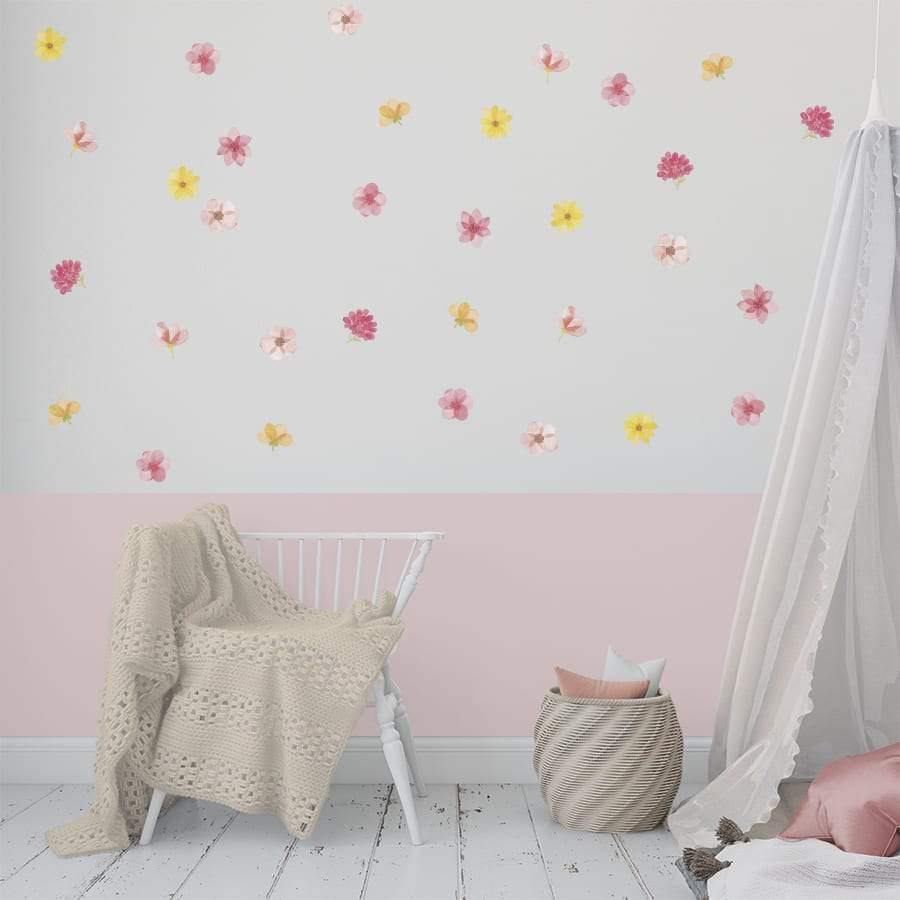 Decoración de dormitorio infanil en tonos rosas con paredes decoradas con vinilo flores primavera. Ideas de decoración con vinilos decorativos adhesivos - Nicolasito.es