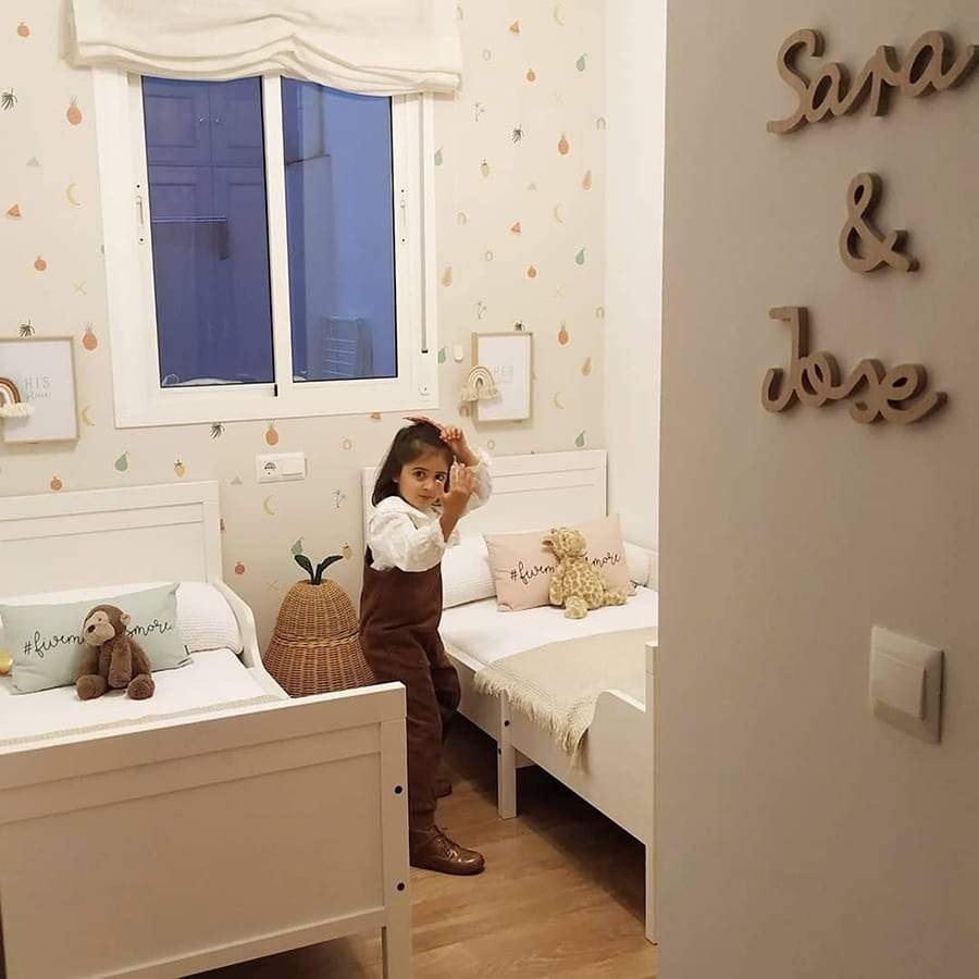 Nombres de madera para puertas de dormitorios infantiles. nicolasito.es #color_Madera natural