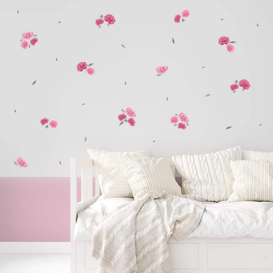 Vinilo decorativo de flores peonías para decoración de interiores colocado sobre pared blanca y rosa de dormitorio minimalista con muebles de color blanco y detalles en crema. Vinilo adhesivo con acabado efecto acuarela - Nicolasito.es