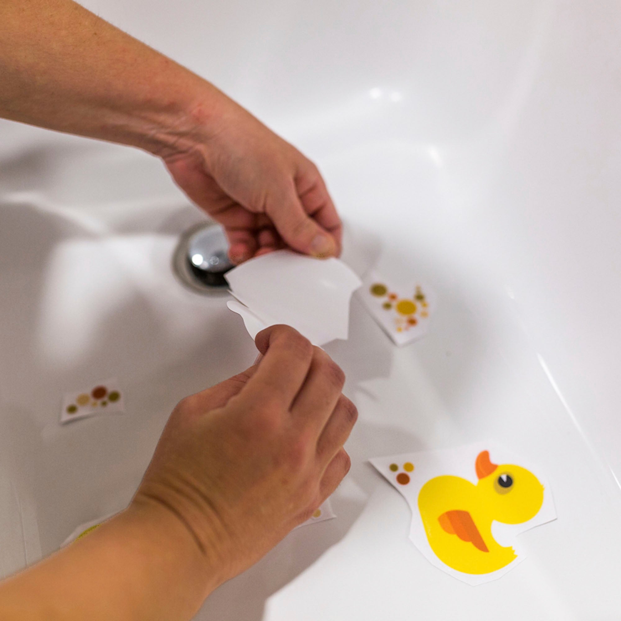 uso y colocación de vinilos antideslizantes para niños en la bañera Nicolasito.es