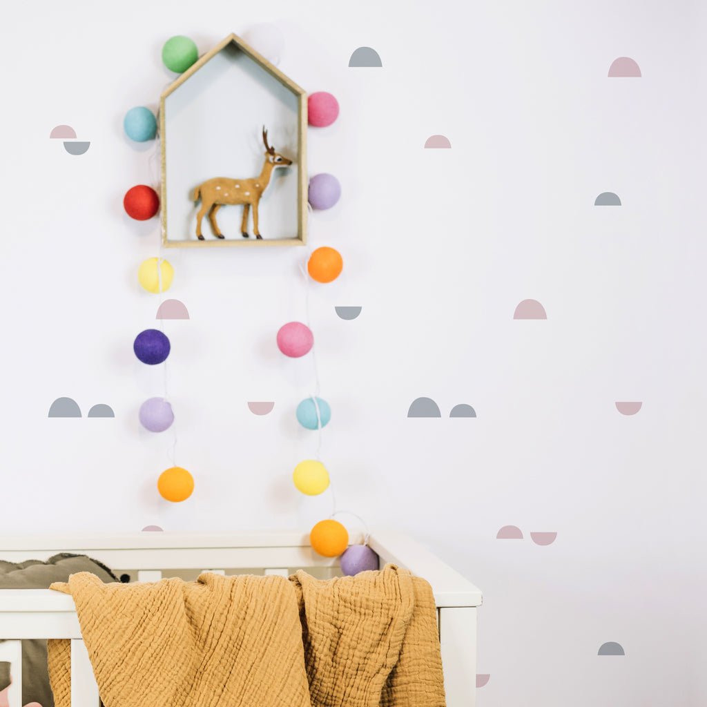 Decoración cuarto del bebé vinilo de pared medias lunas en color gris y rosa - Nicolasito.es #color_Rosa