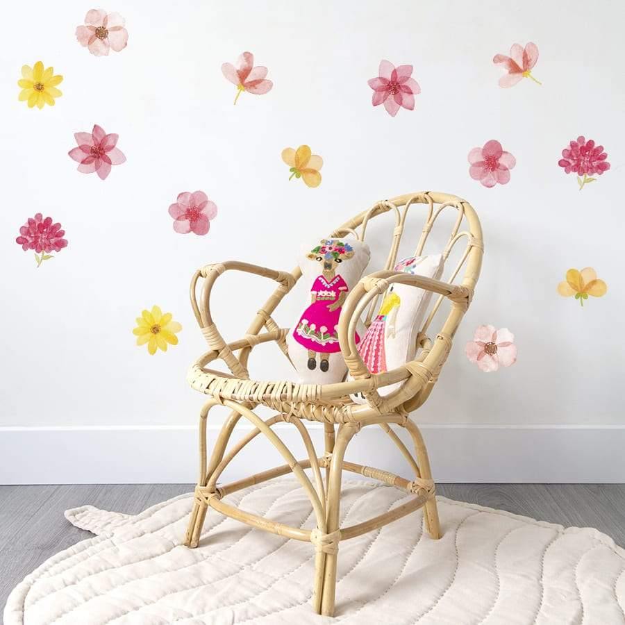 Imagen de salón con sillón de mimbre y paredes blancas decoradas con vinilo decorativo adhesivo de paredes en forma de flores primavera. Vinilo fácil de aplicar y de retirar - Nicolasito.es
