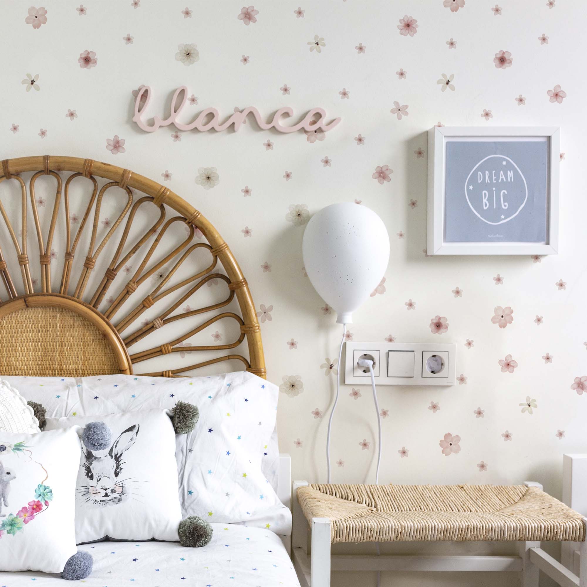 Decoración dormitorio infantil con vinilo flores verano en tonos rosas en la pared. Efecto papel pintado sin líos ni complicaciones _ Nicolasito.es