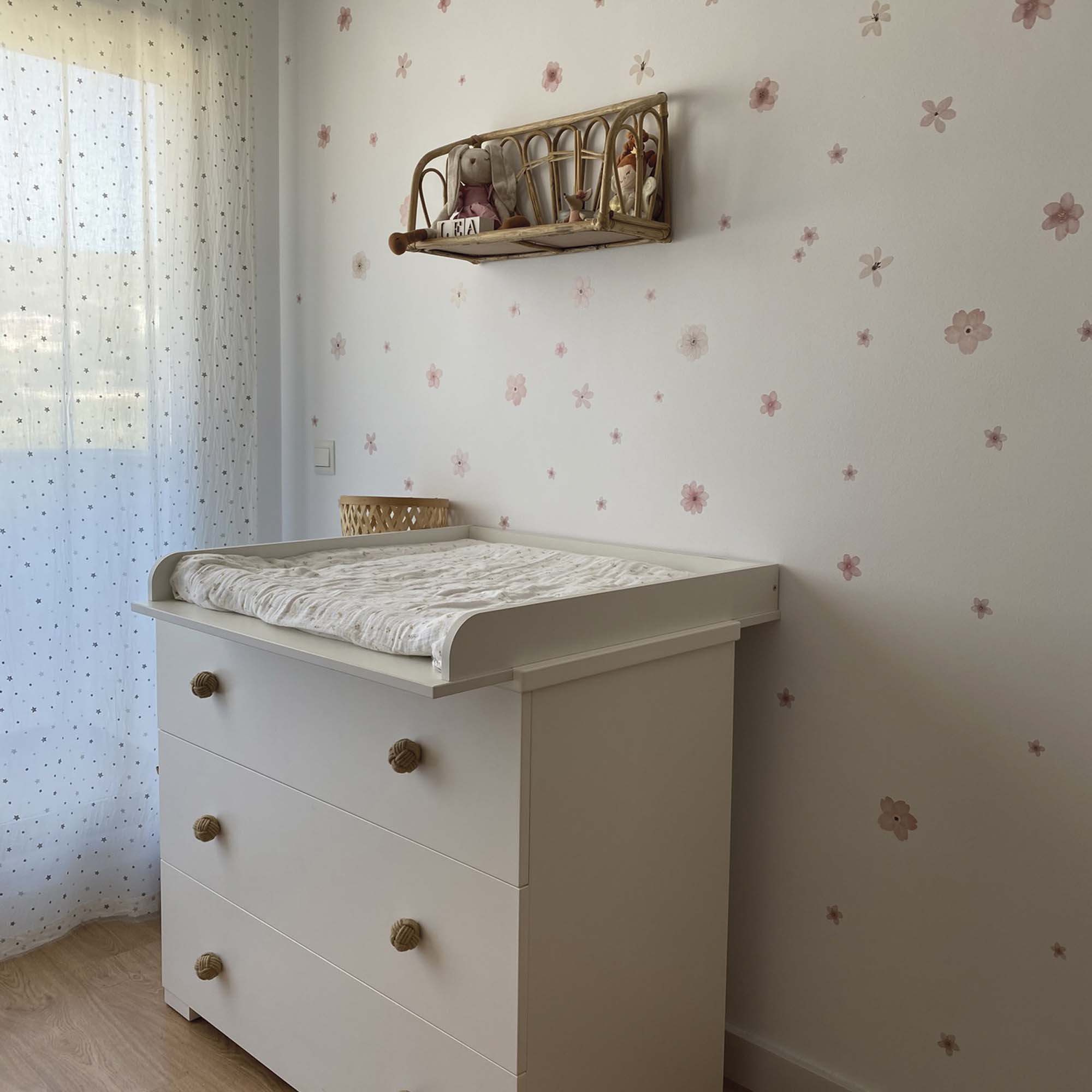 Aplicando vinilo floral removible sin dejar marcas en la pared en cuarto de bebe rosa _ nicolasito.es