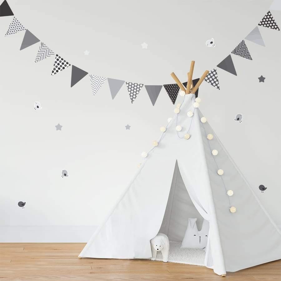 Vinilo pared banderines negros en diseño minimalista ideal para habitaciones modernas - Nicolasito.es