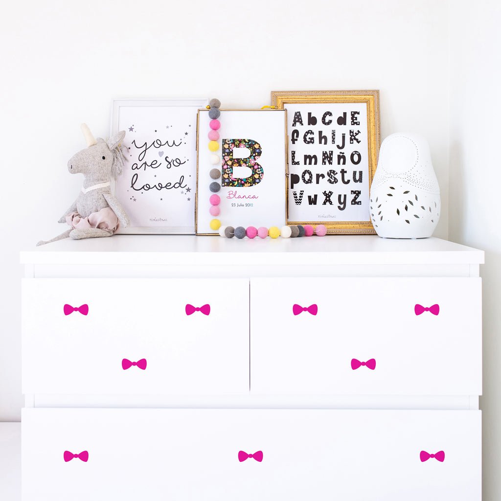 Patrón de vinilo decorativo mini lazos en color fucsia sobre superficie lisa de cómoda de dormitorio infantil - Nicoalsito.es #color_Fucsia