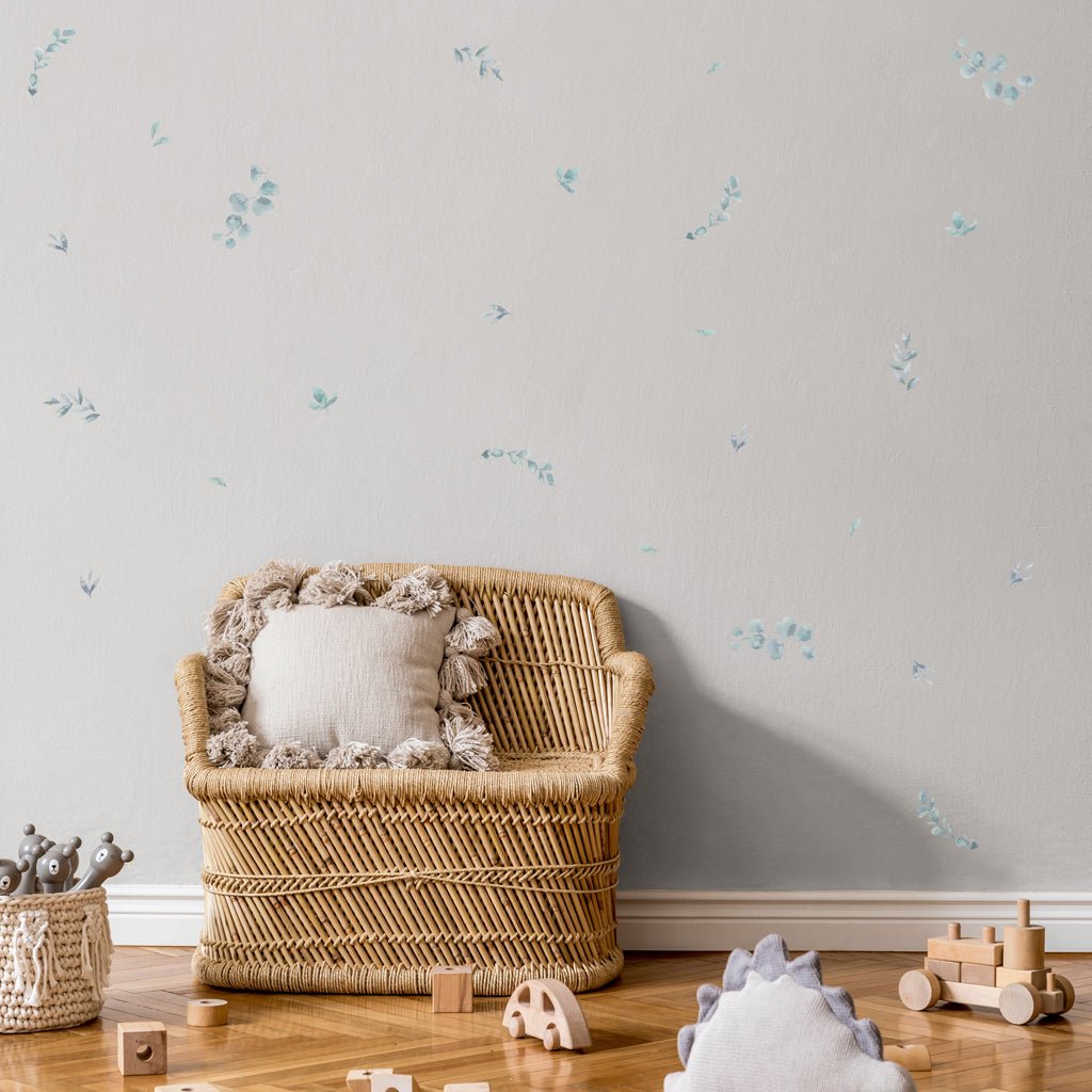 Imagen en la que se ve el vinilo decorativo modelo plantas eucalipto de color verde, aplicado en pared gris de un cuarto infantil de juegos con detalles en madera - Nicolasito.es #color_plantas-eucalipto-verde