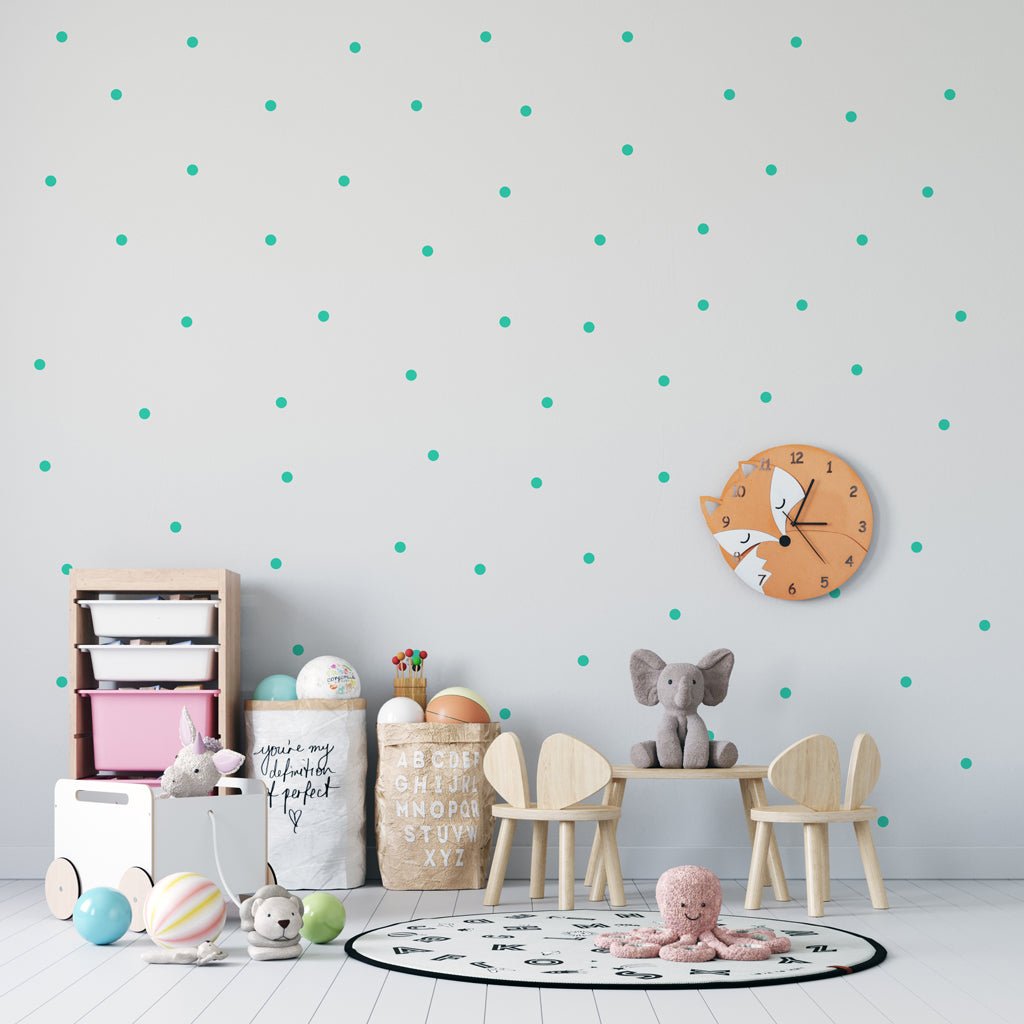 Pared blanca de salón de juegos infantil decorada con vinilo decorativo topitos lunares 3cm de color verde en distribución uniforme - Nicolasito.es #color_Mint
