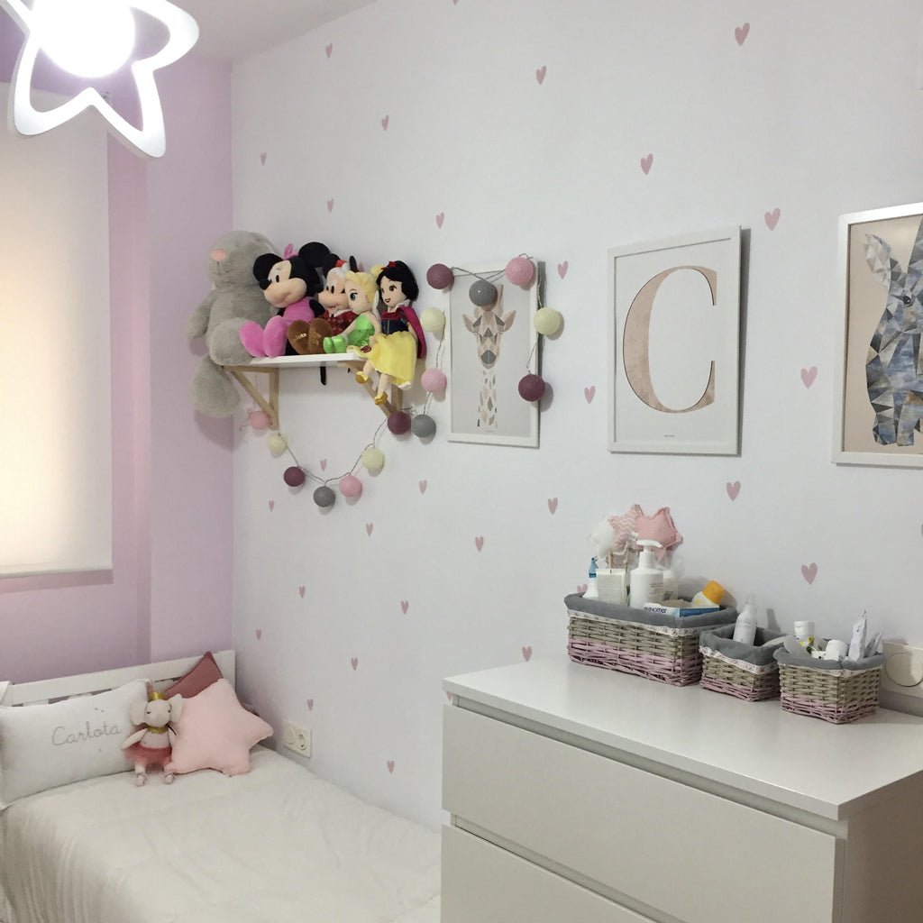 Vista general de dormitorio infantil con pared cubierta con vinilo mini corazones - Nicolasito.es #color_Rosa