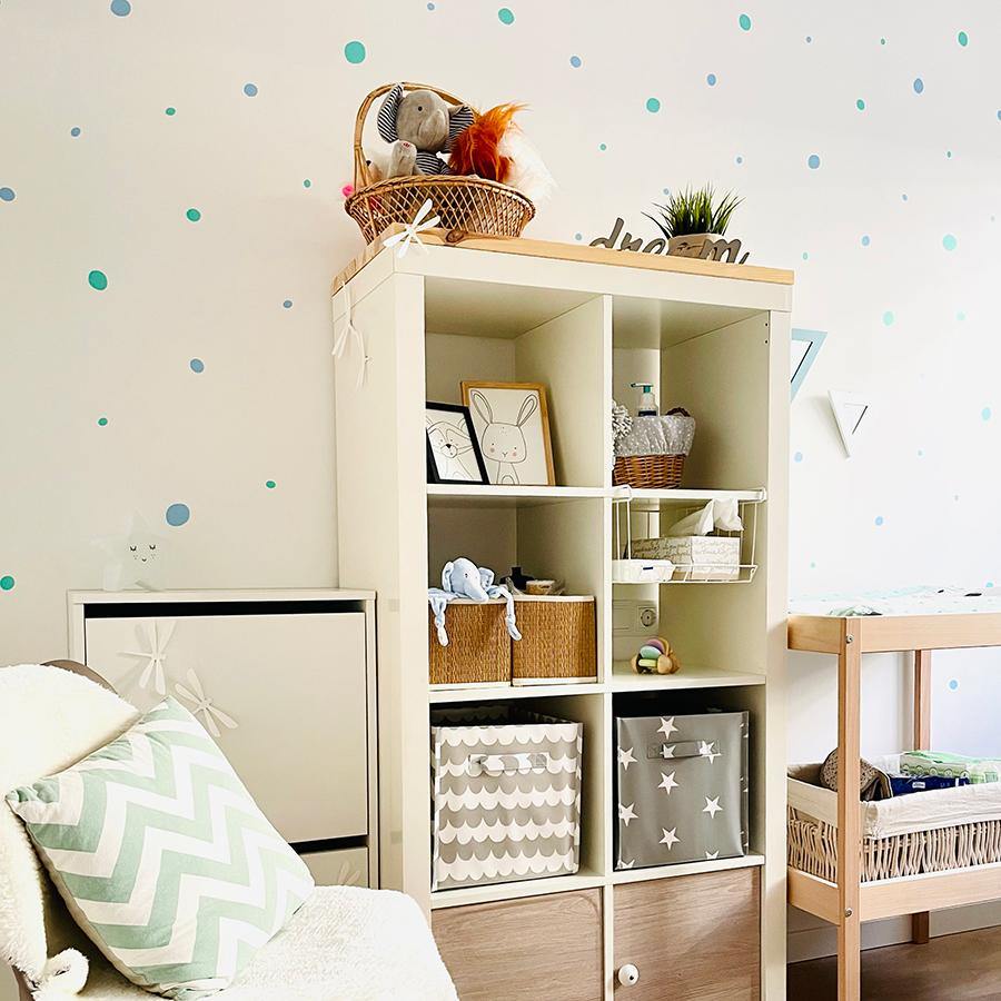 Pared clara cubierta con vinilo adhesivo lunares irregulares en diferentes colores - Nicolasito.es #color_Azul cielo