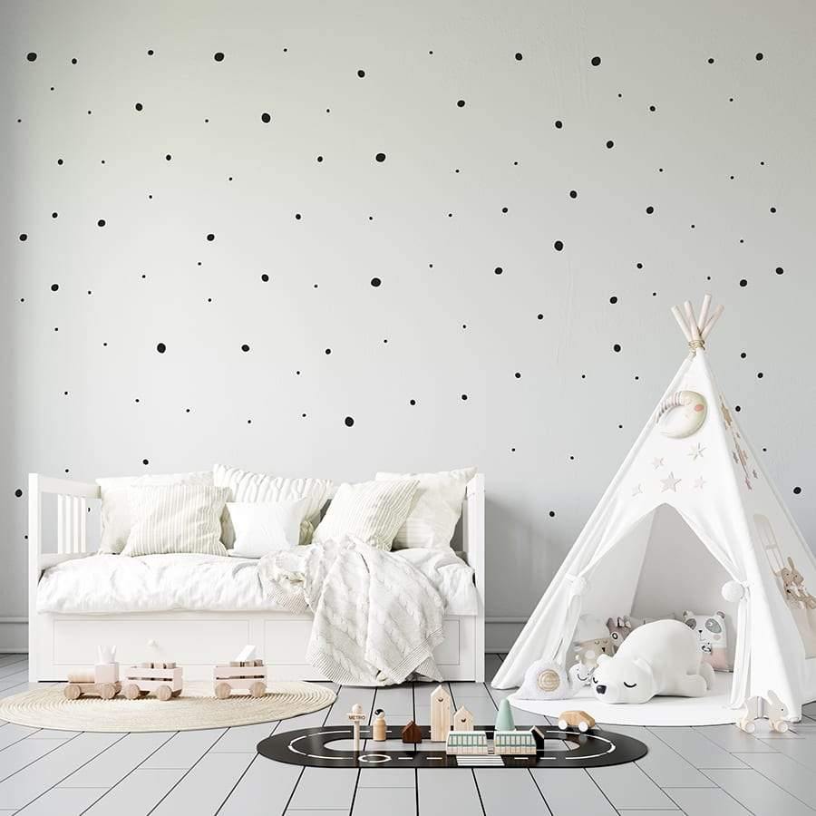 Vista general de dormitorio infantil con pared decorada completamente con vinilo adhesivo lunares irregulares - Nicolasito.es #color_Negro