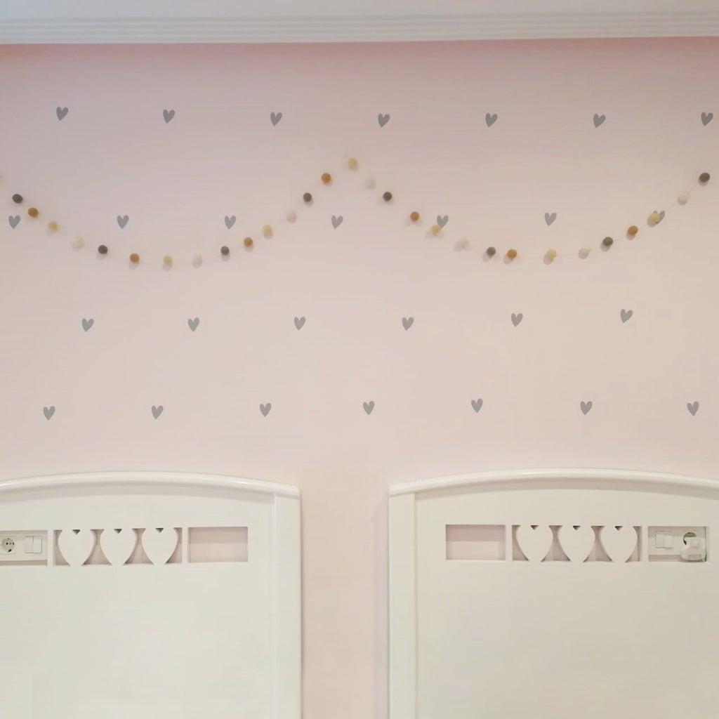 Detalle de pared blanca con vinilo adhesivo mini corazones pequeños en color gris claro - Nicolasito.es #color_Gris claro