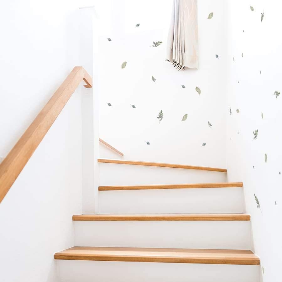 Decoración pasillo con escaleras. Vinilos decorativos de hojas para decoración de interiores. nicolasito