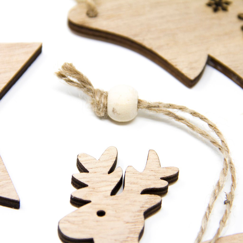 Detalle de la cuerda y bolita blanca incluida en los adornos de Navidad personalizados, listos para colgar en el árbol - Nicolasito.es