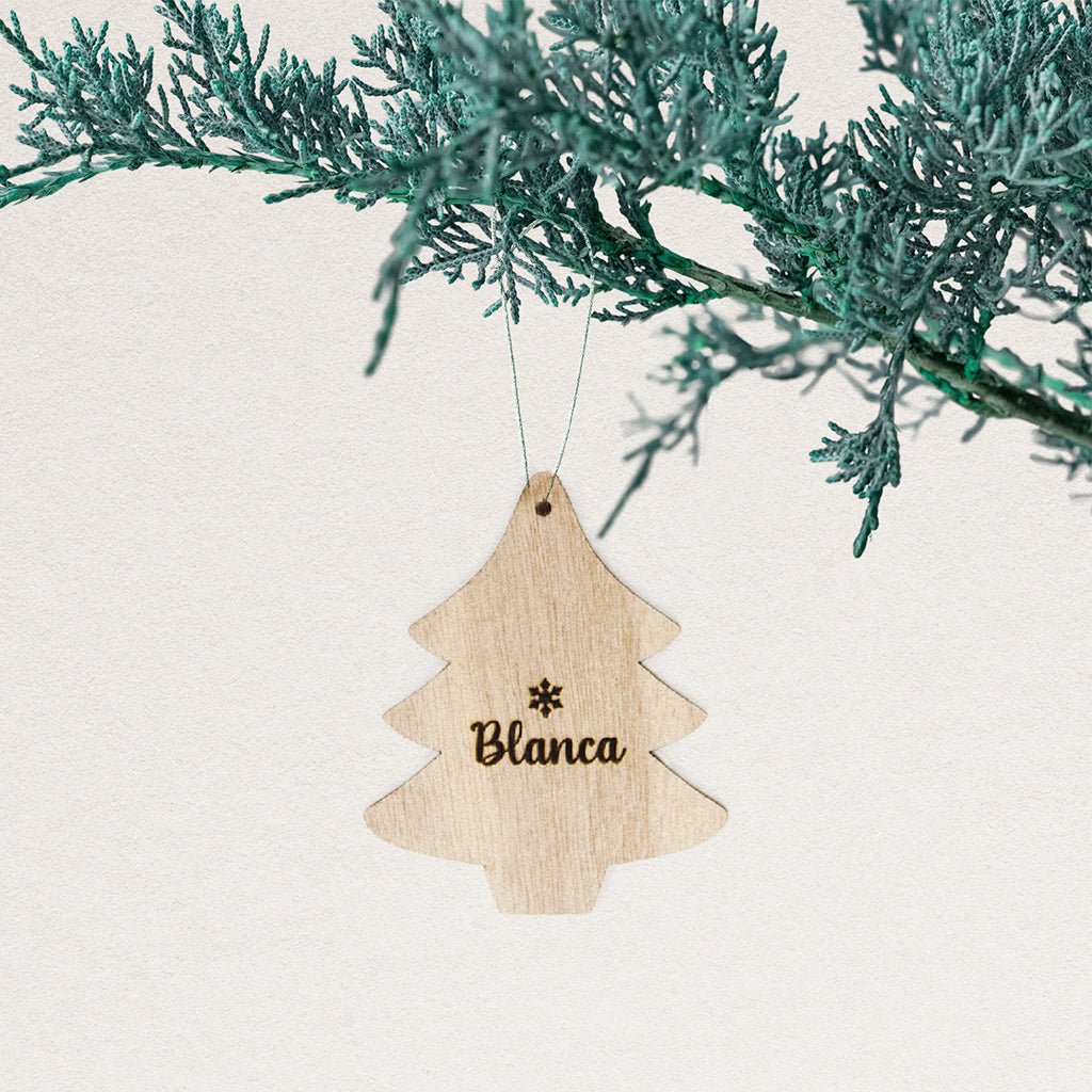 Adorno de Navidad personalizado con nombre grabado colgado en el árbol, decoración navideña original y artesanal - Nicolasito.es #color_Árbol Navidad