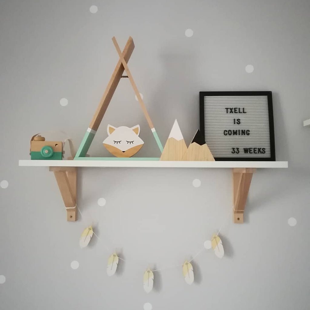 Detalle de pared de dormitorio infantil con vinilo adhesivo topitos lunares en color blanco, pegatinas circulares decorativas de pared 3cm - Nicolasito.es #color_Blanco