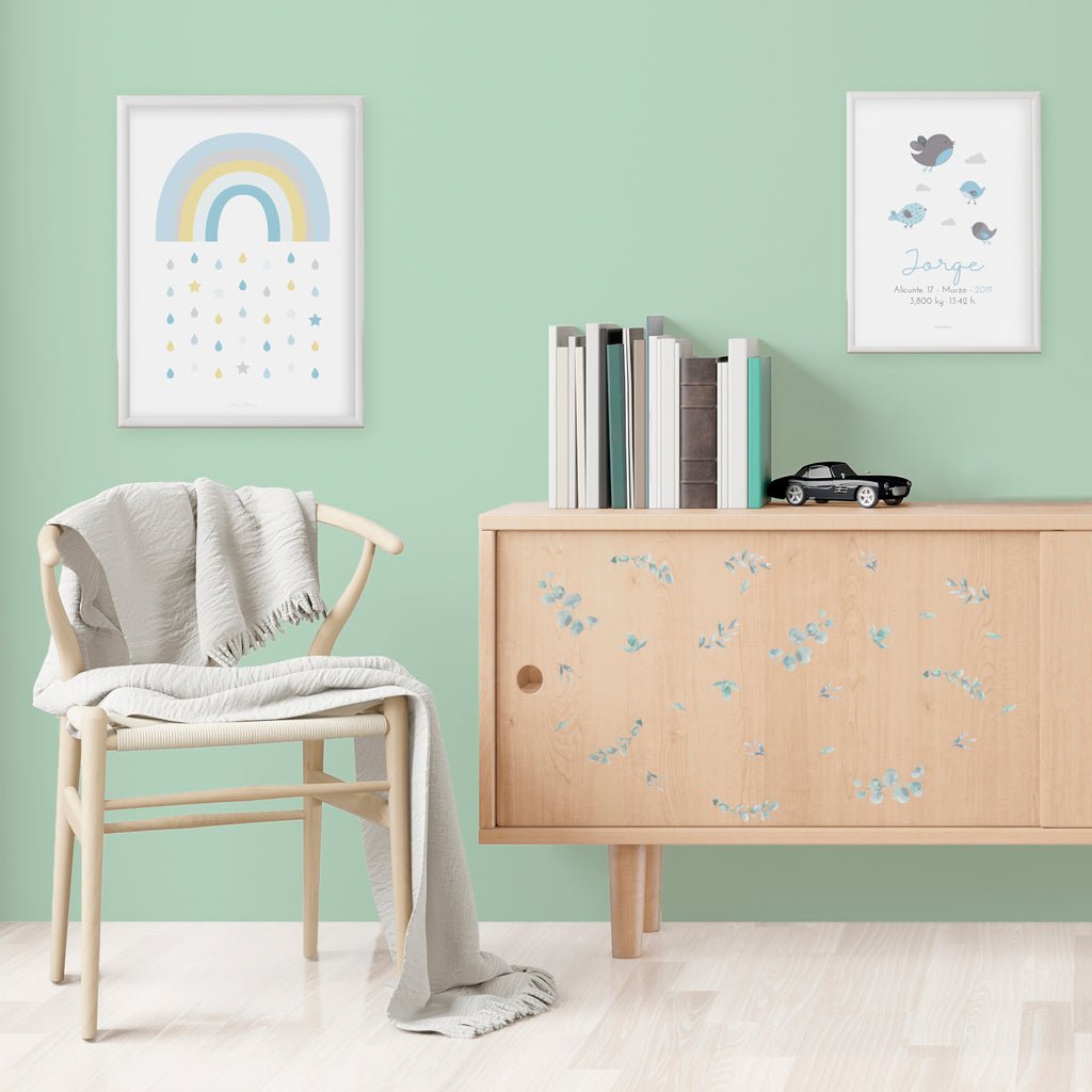 Vinilo decorativo Plantas Eucalipto verde para decoración infantil colocado sobre la superficie lisa de un mueble de madera de un dormitorio infantil - Nicolasito.es #color_plantas-eucalipto-verde