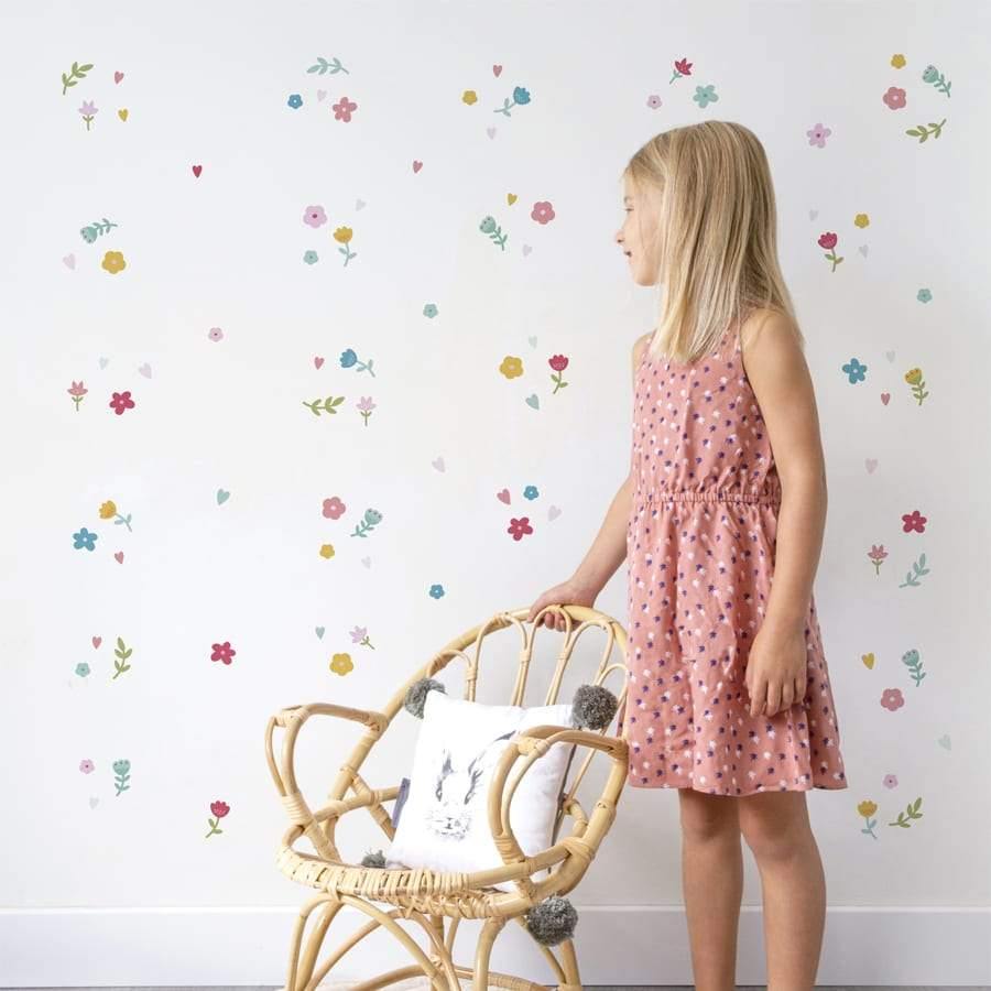 Ejemplo de pared decorada con vinilo decorativo mini flores en habitación infantil - Nicolasito.es #color_Rosa