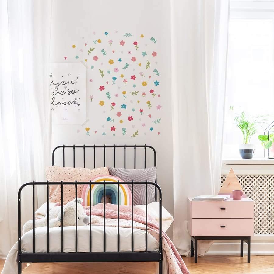 Pared blanca con diseño aplicado de vinilo decorativo mini flores en color rosa - Nicolasito.es #color_Rosa