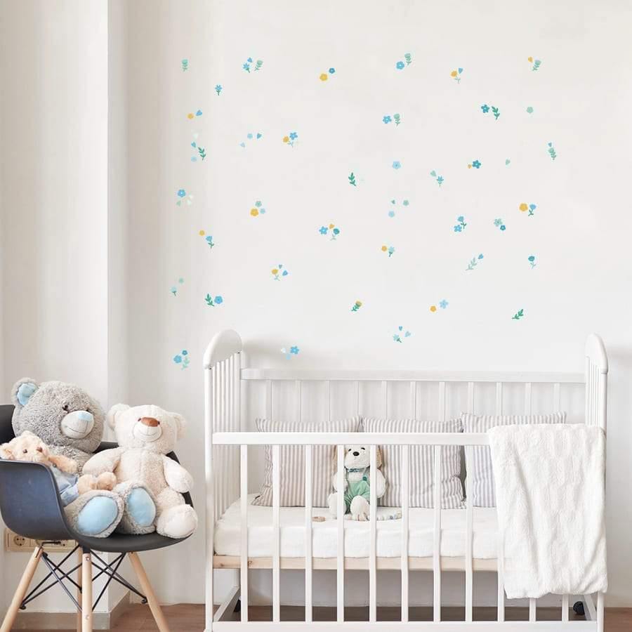 Detalle cercano del vinilo decorativo mini flores en color azul colocado en pared de dormitorio de bebé - Nicolasito.es #color_Azul