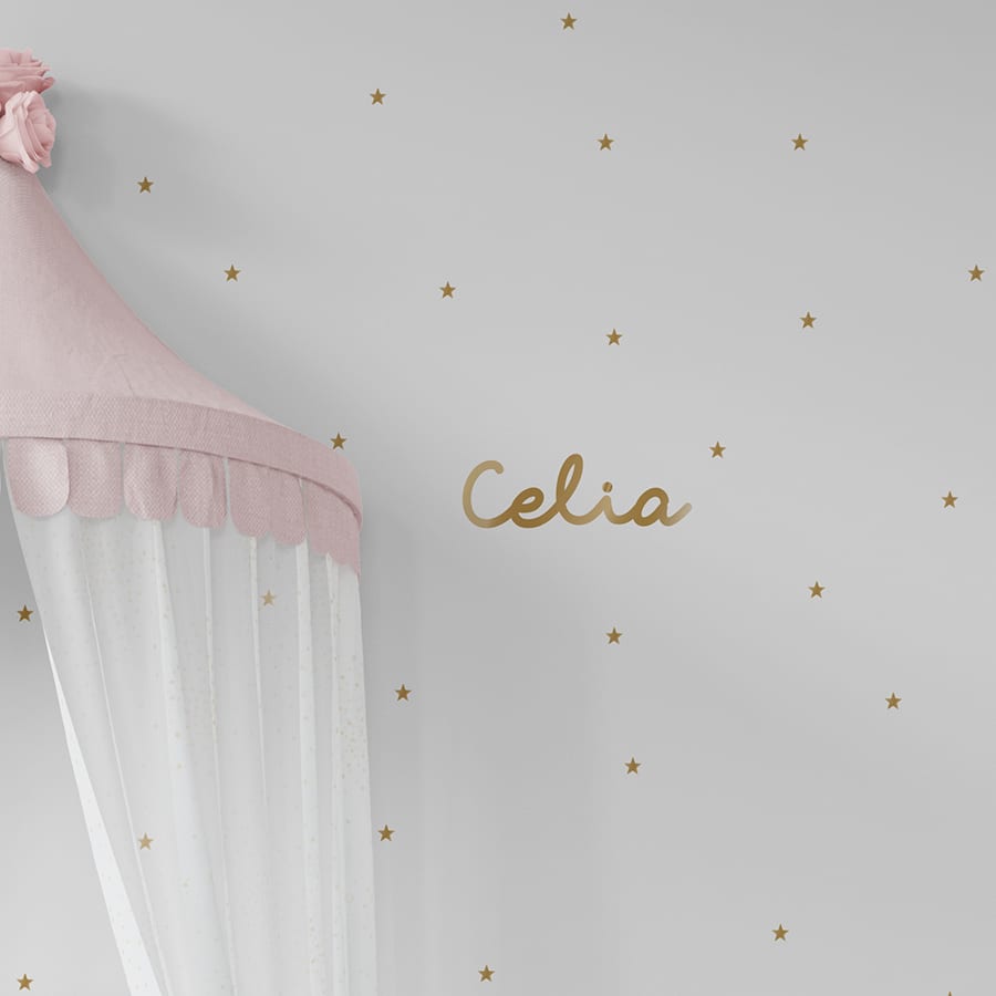 Vinilo de pared con nombre personalizado decorando habitación infantil boho, ideal para crear un ambiente cálido y natural - Nicolasito.es #color_Oro