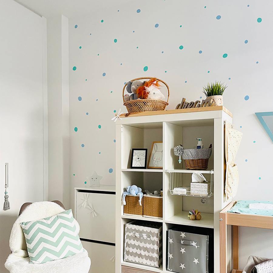 Ejemplo de aplicación de vinilo decorativo lunares irregulares en pared amplia - Nicolasito.es #color_Mint