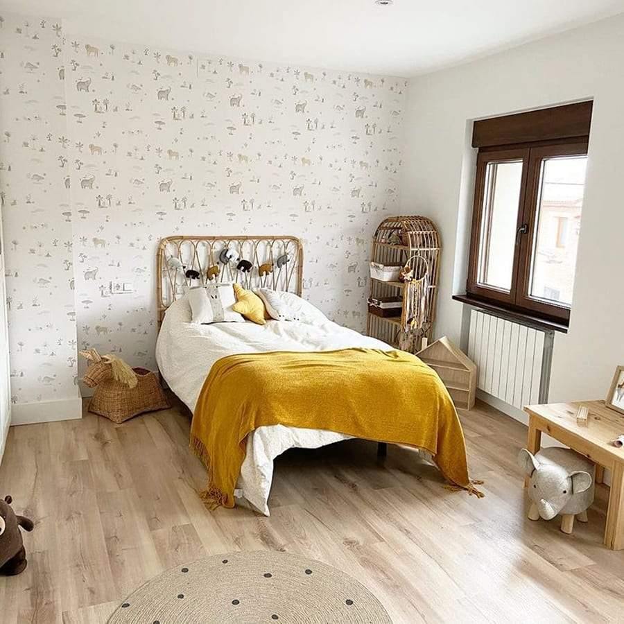 Cabecero de caña natural rectangular colocado en cama de dormitorio infantil - Nicolasito.es