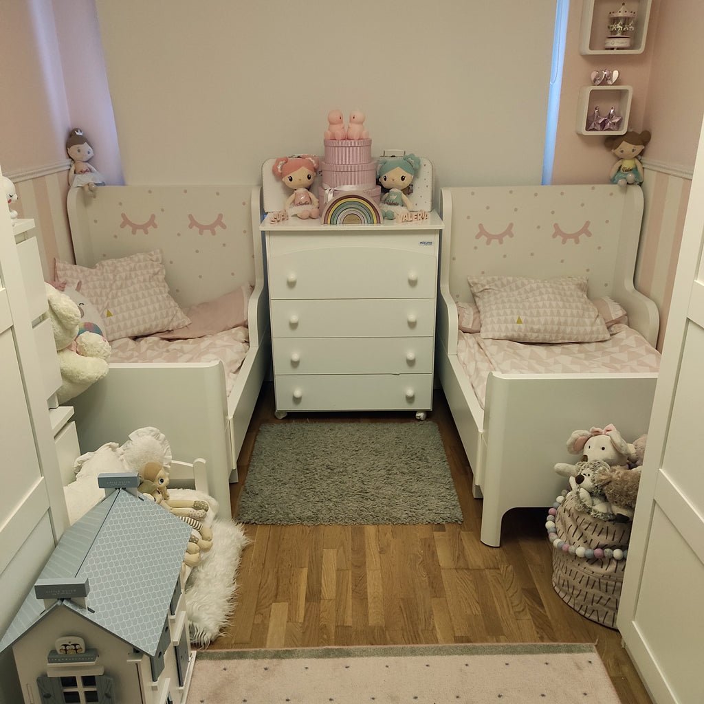 Ideas para decorar un cuarto de gemelas con vinilo decorativo en forma de ojitos - Nicolasito.es #color_Rosa