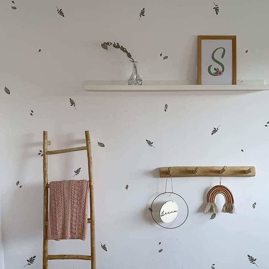 Vinilo hojas acuarela que parece papel pintado. Pegatinas botánicas en habitación de niños. Nicolasito.es