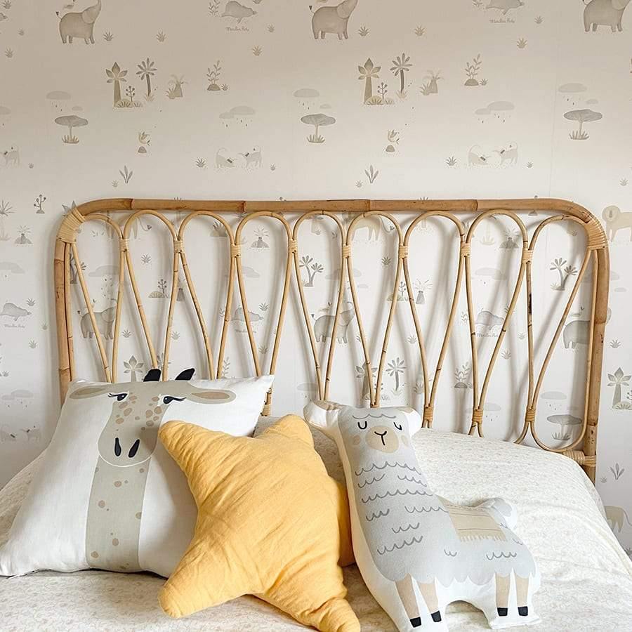 Cabecero de caña natural rectangular acompañado de ropa de cama blanca y beige, creando un ambiente relajado y luminoso - Nicolasito.es